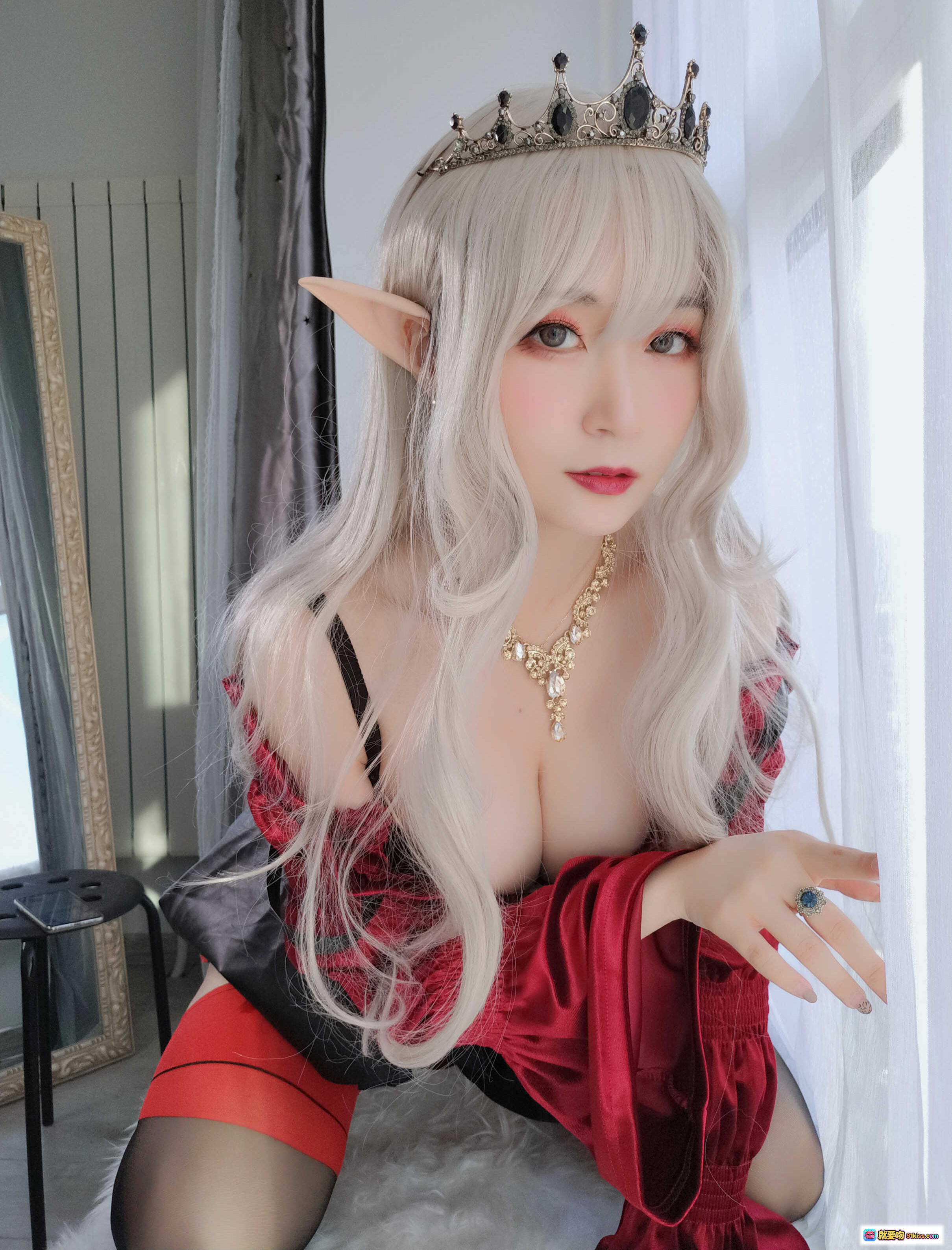 图片[8] - 白银81 NO.019 皇家吸血鬼Cosplay 精灵耳黑红斗篷女王装 胸部蕾丝绑带 腹部心形纹身 高跟袜吊带袜 室内窗景写真 - 就要吻