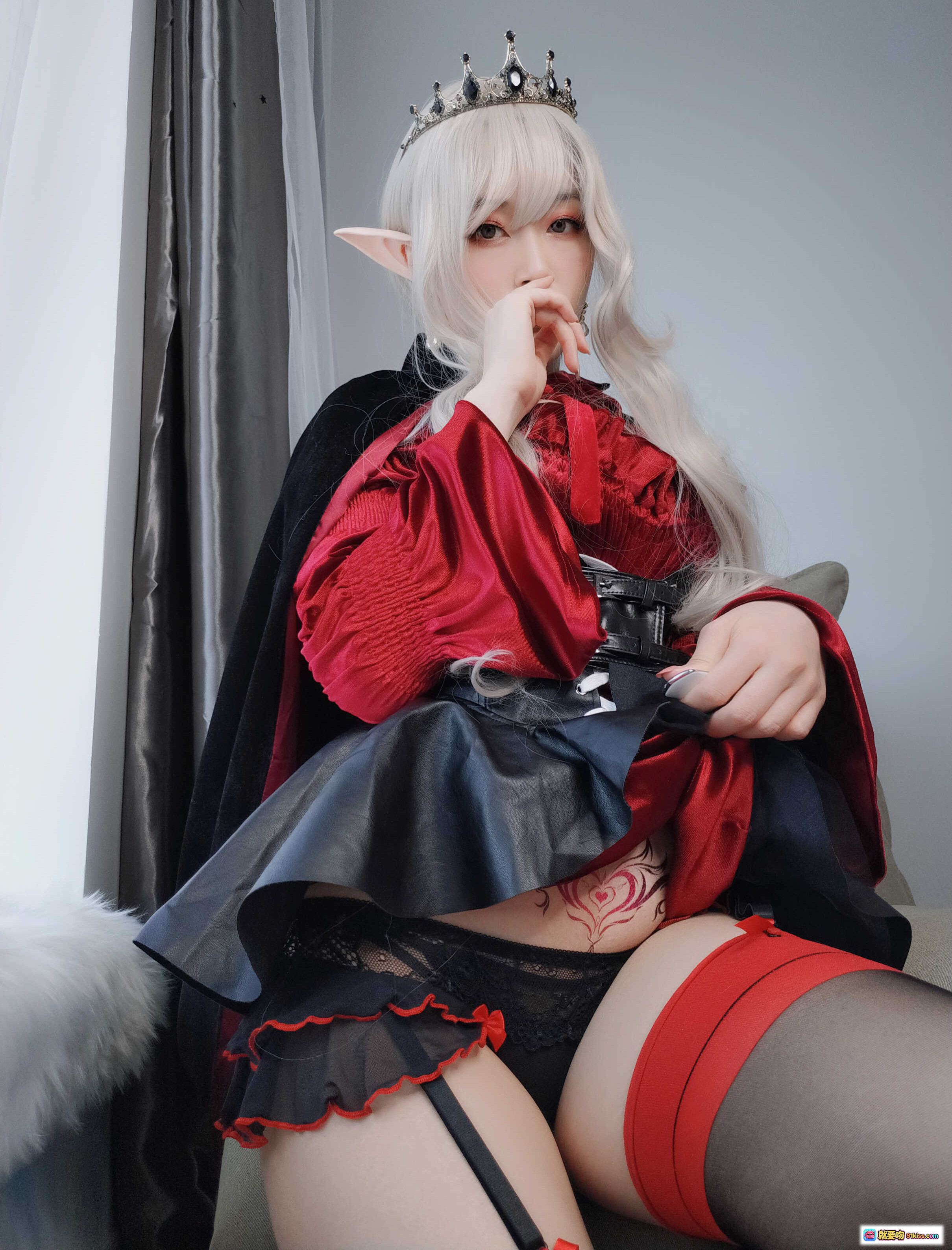 图片[10] - 白银81 NO.019 皇家吸血鬼Cosplay 精灵耳黑红斗篷女王装 胸部蕾丝绑带 腹部心形纹身 高跟袜吊带袜 室内窗景写真 - 就要吻
