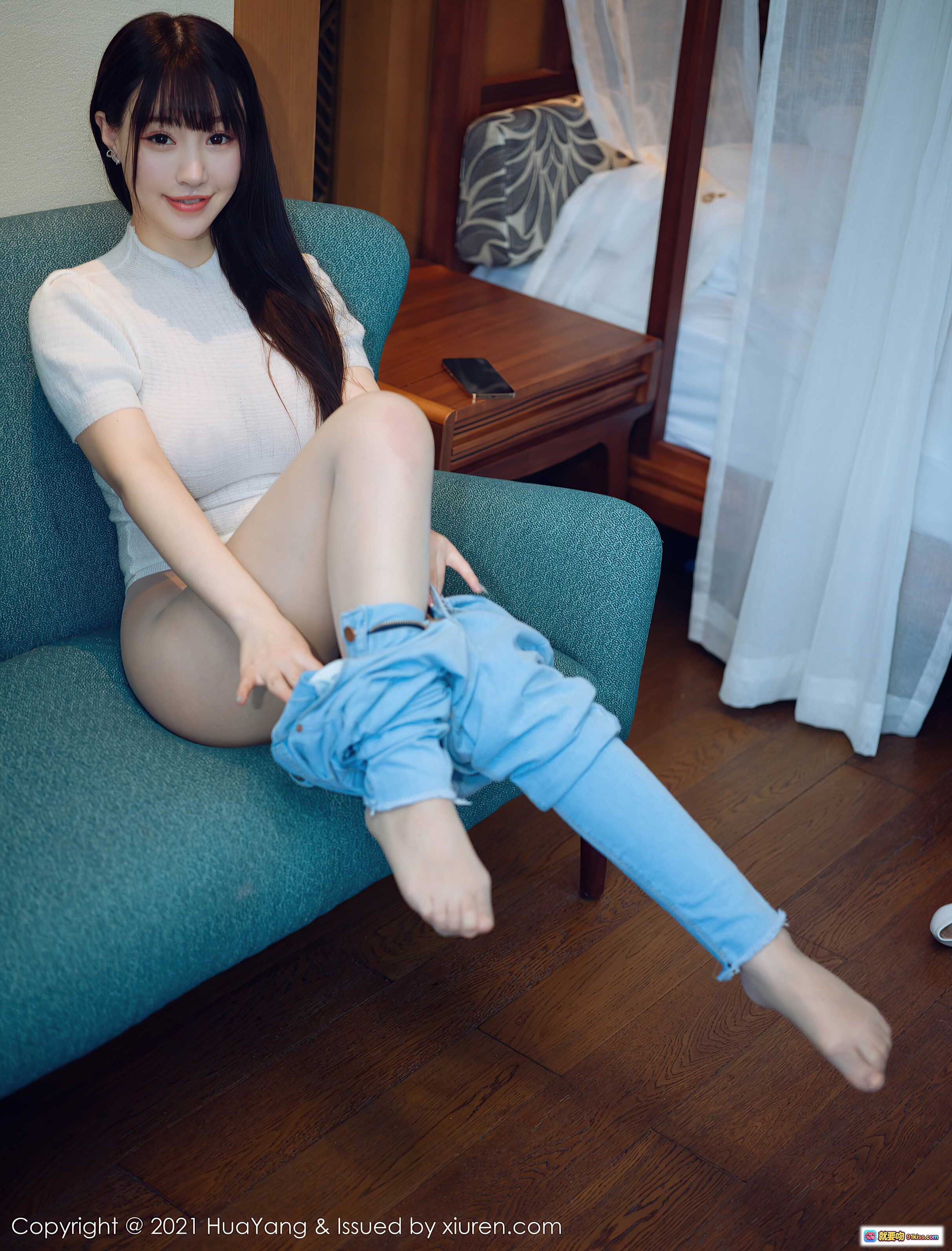 图片[5] - 朱可儿Flower性感写真 | HuaYang花漾2021.03.26 VOL.380 | 白色透视上衣+破洞牛仔裤 | 蓝色沙发私房美拍 - 就要吻