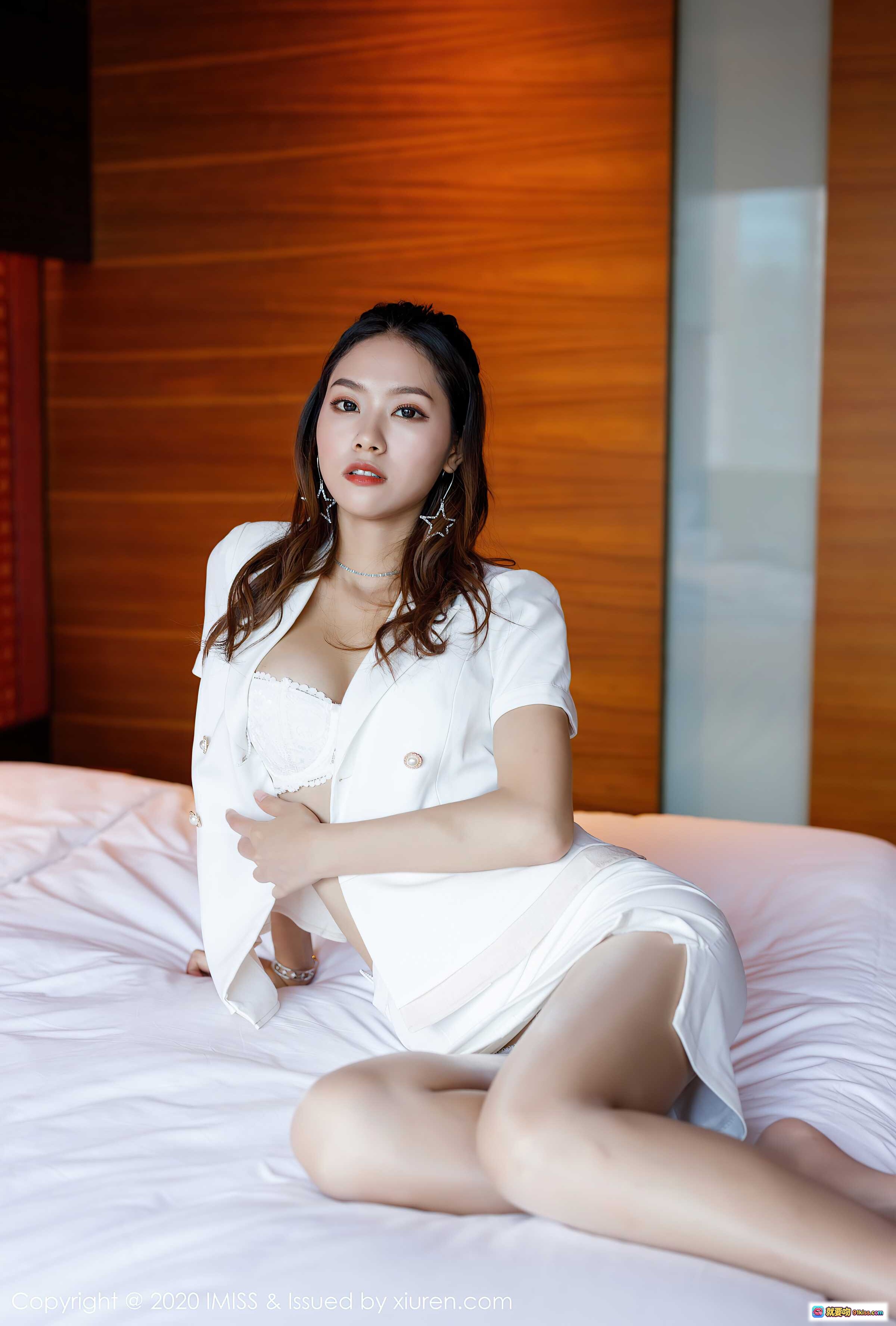 图片[4] - 方子萱白色西装裙写真 | 优雅性感床拍 | 2020高清私房图集 Vol.512 - 就要吻