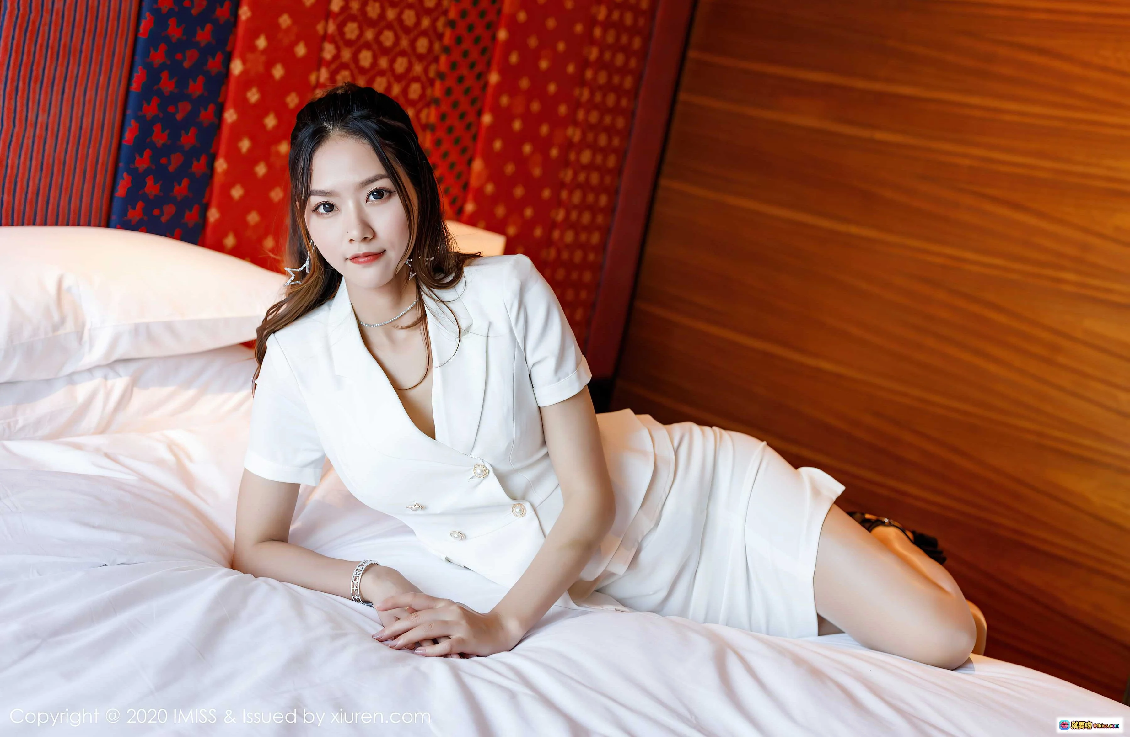 方子萱白色西装裙写真 | 优雅性感床拍 | 2020高清私房图集 Vol.512 - 就要吻
