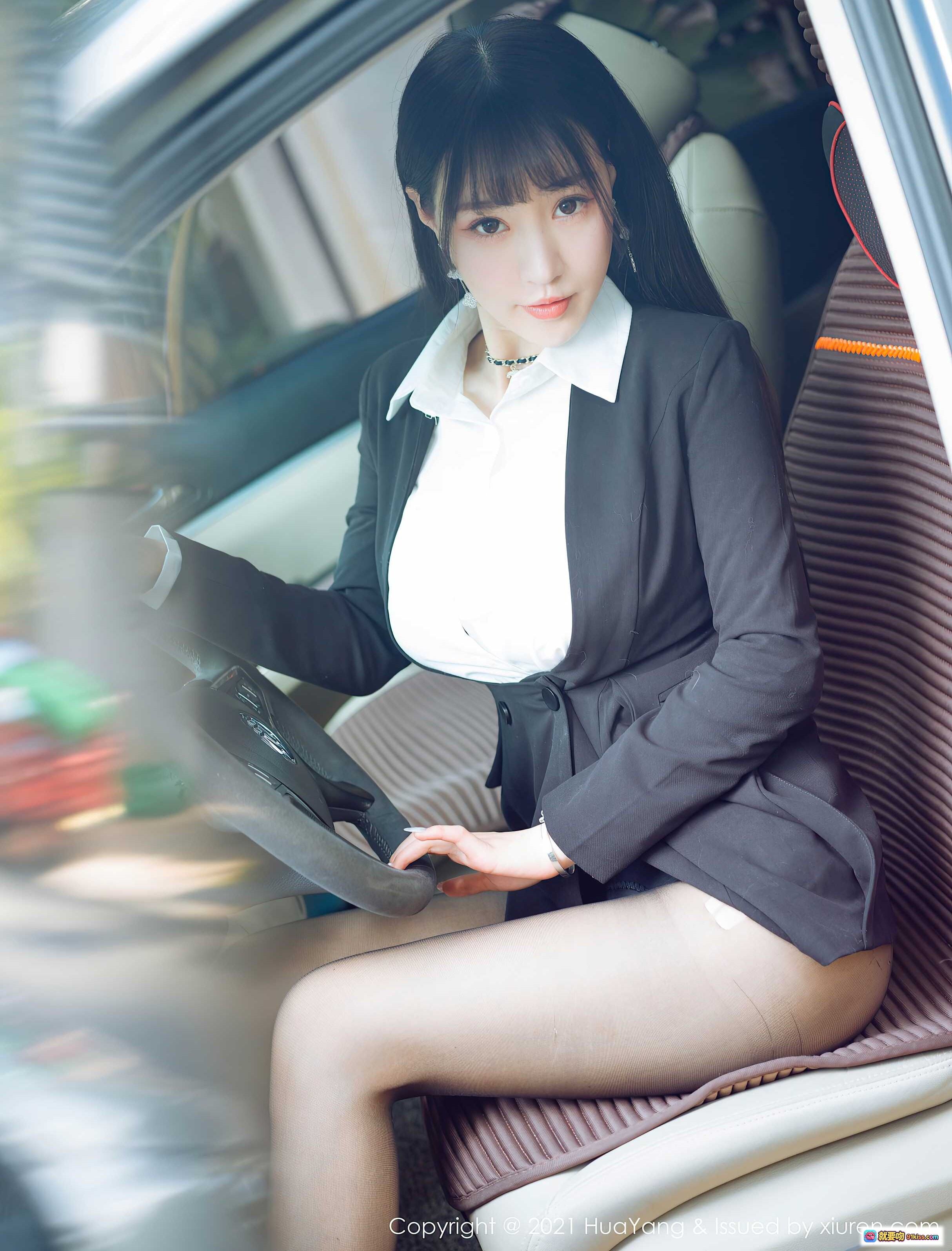 图片[1] - 朱可儿Flower车内职场风写真｜白衬衫黑西装短裙美腿｜HuaYang花漾VOL.383高清图集 - 就要吻