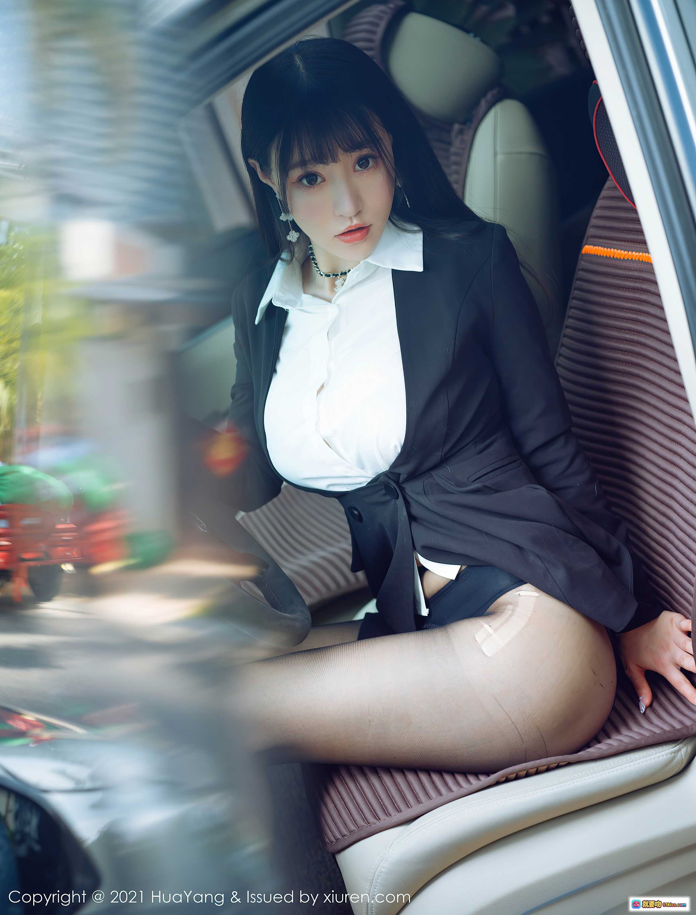 图片[8] - 朱可儿Flower车内职场风写真｜白衬衫黑西装短裙美腿｜HuaYang花漾VOL.383高清图集 - 就要吻