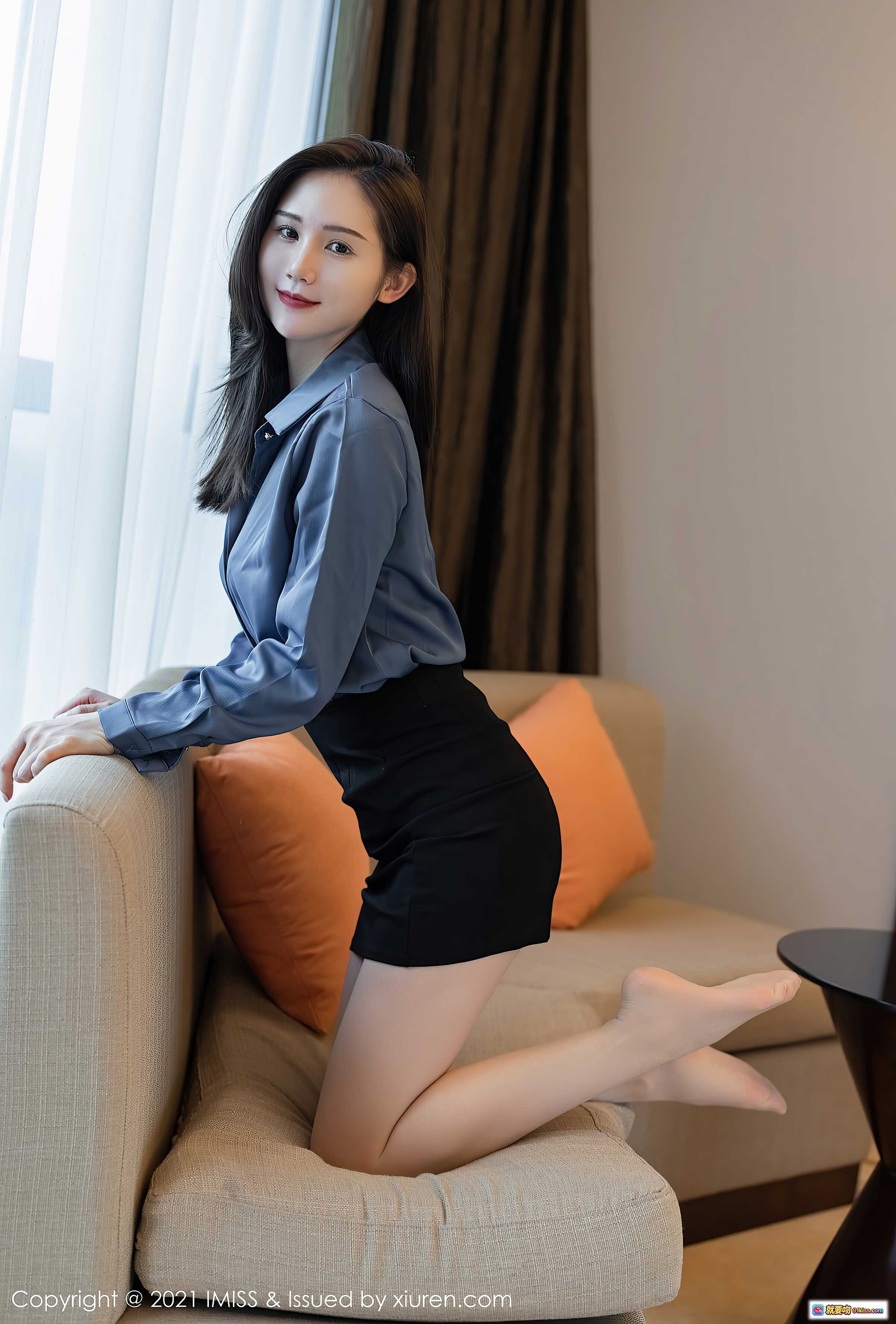 图片[4] - SISY思优雅职场风写真 | 灰衬衫黑短裙丝袜高跟美腿 | IMiss2021精选高清图集 - 就要吻