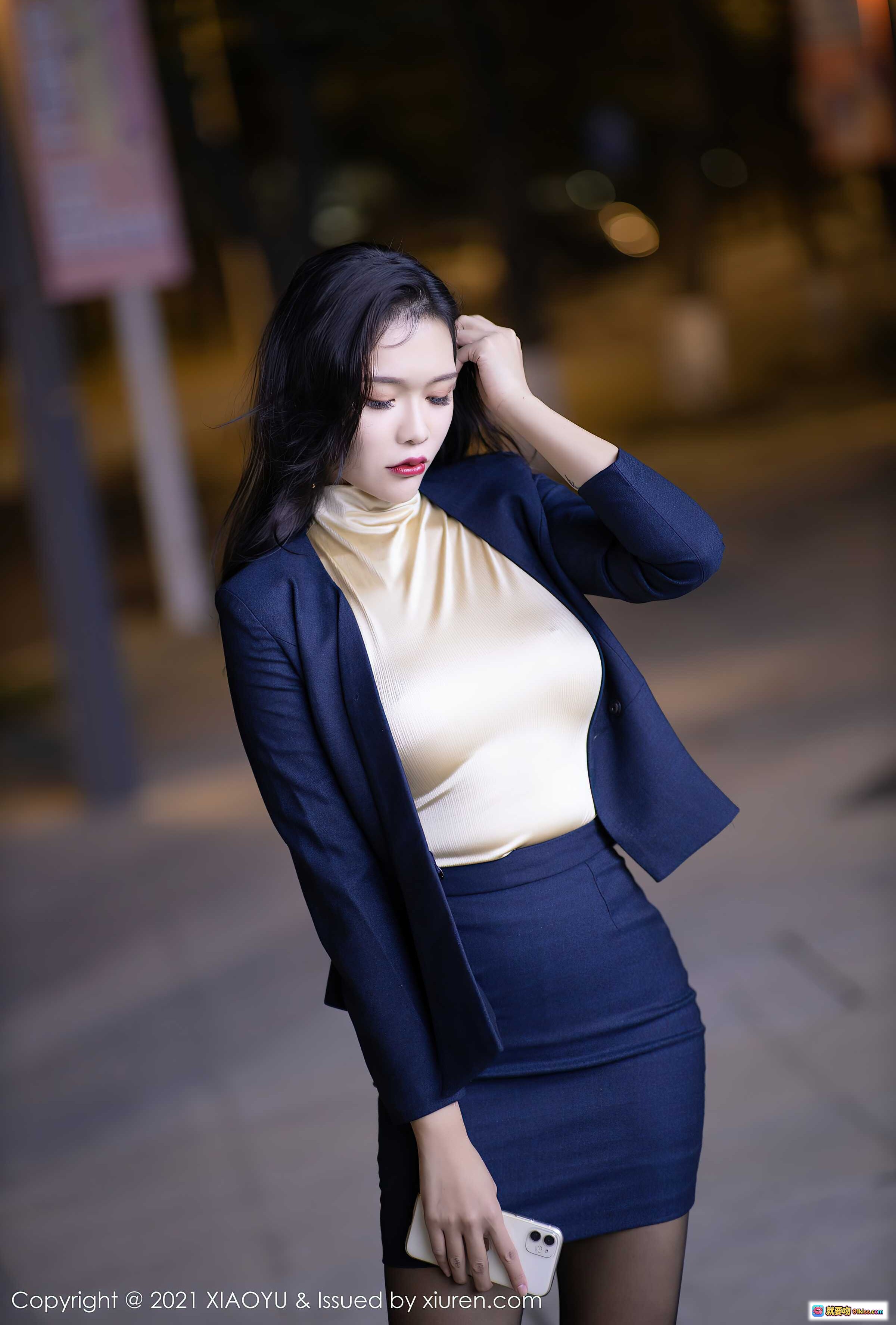 图片[1] - 娜比优雅街拍写真｜深蓝西装套装搭配米色高领内搭｜都市夜景时尚造型｜XIAOYU语画界VOL.481 - 就要吻