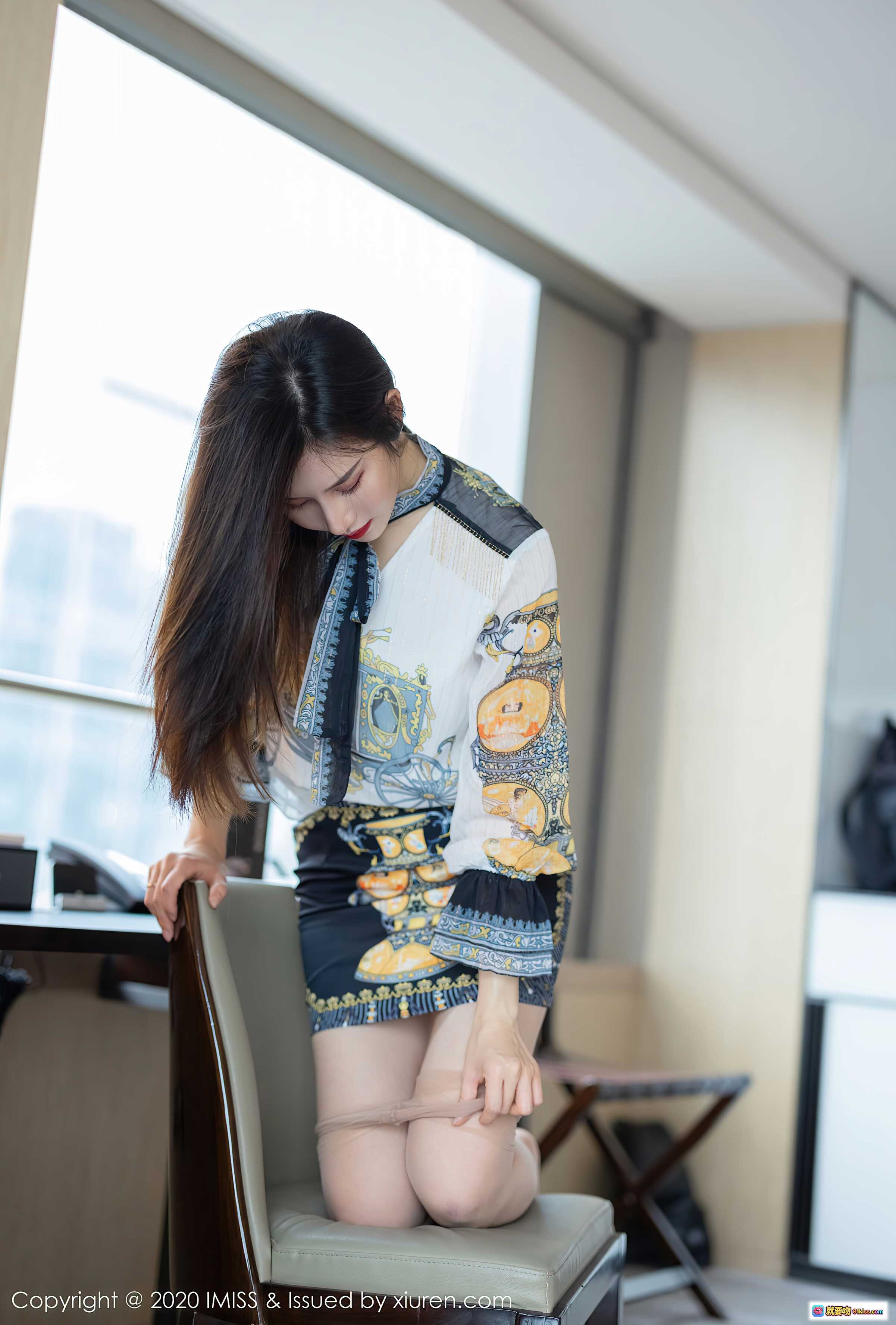 图片[4] - IMiss 2020.11.20 Vol.525 Vanessa 美腿高跟职场风写真 优雅白衬衫黑短裙室内办公桌场景高清图集 - 就要吻