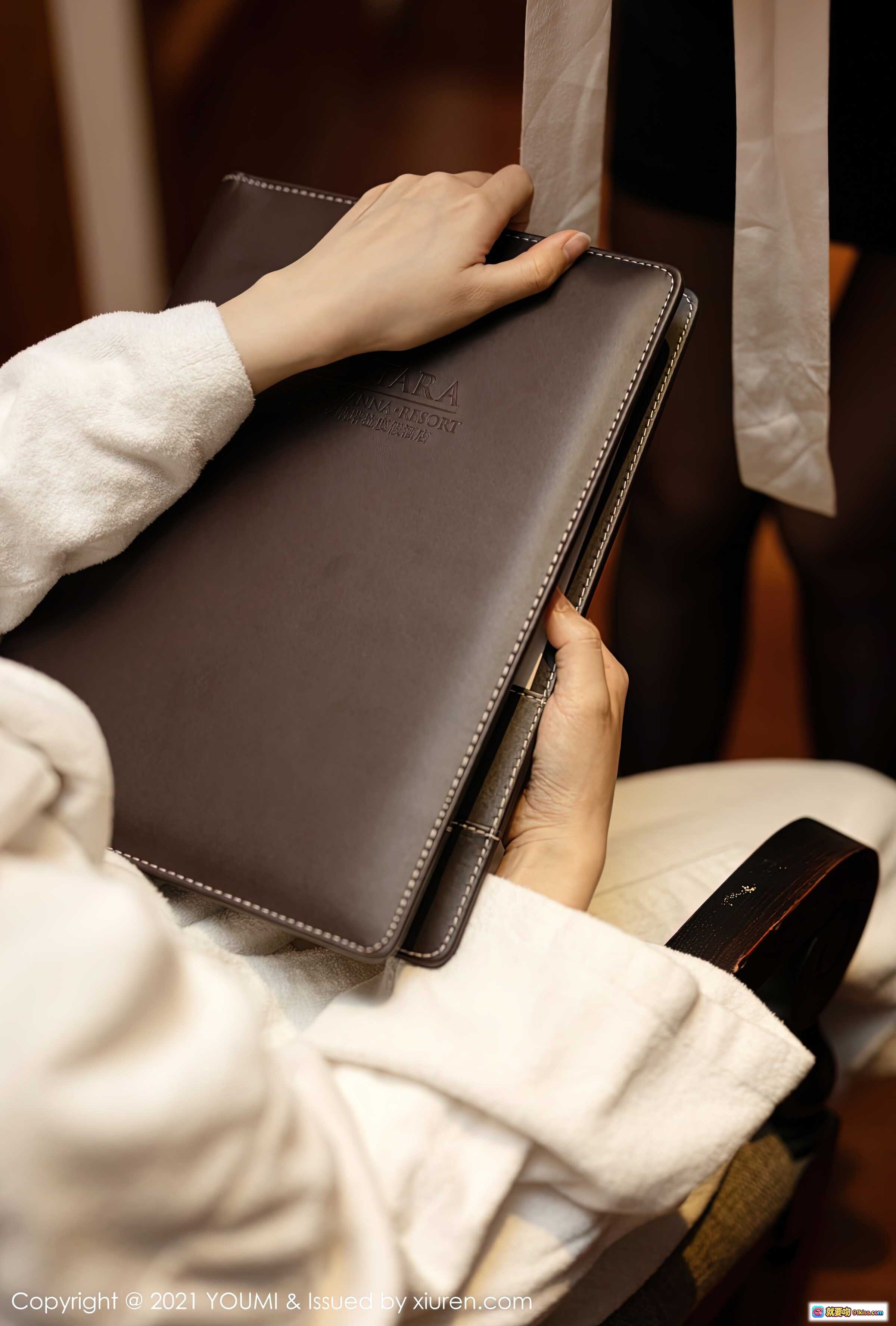 图片[10] - YOUMI果儿Victoria白衬衫系带私房写真 优雅性感室内拍摄 2021高清图集 Vol.662 - 就要吻