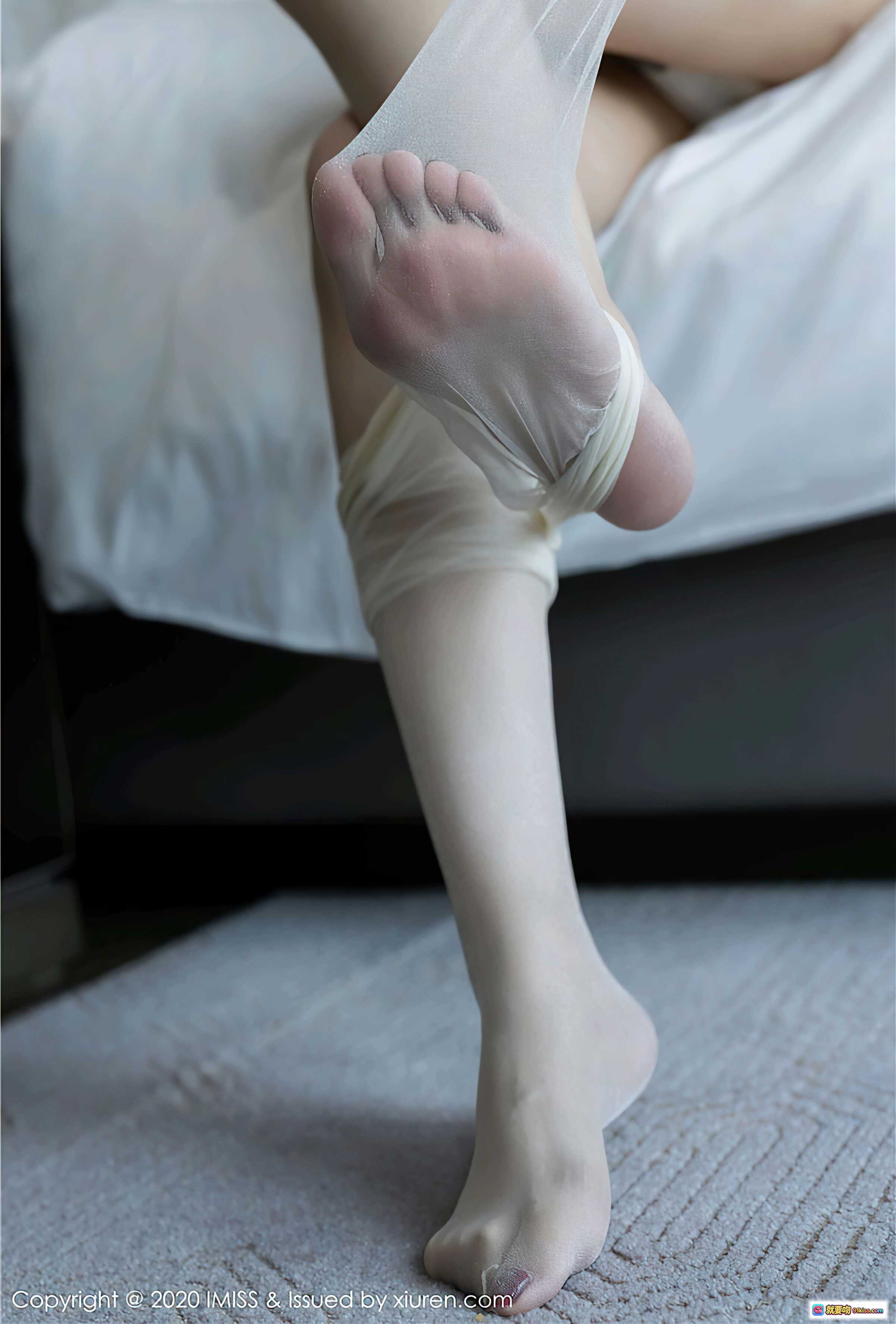 图片[5] - Angela小热巴性感写真：白色内衣+粉色短裤+丝袜美腿，优雅坐姿尽显迷人曲线 - 就要吻