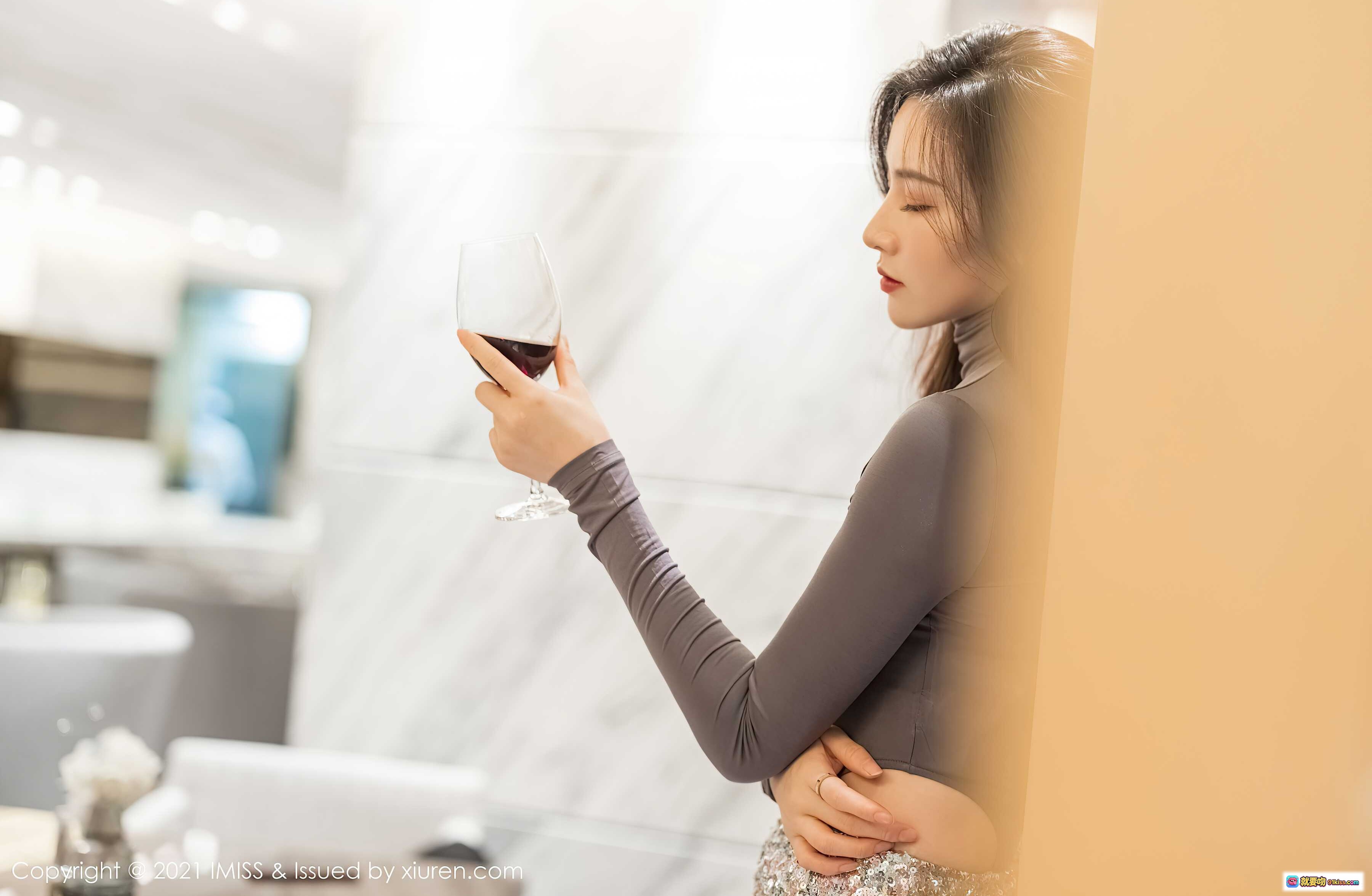 图片[8] - Vanessa优雅持红酒杯，灰色长袖配亮片短裙，高跟美腿尽显迷人气质 — IMiss 2021 Vol.540写真集 - 就要吻