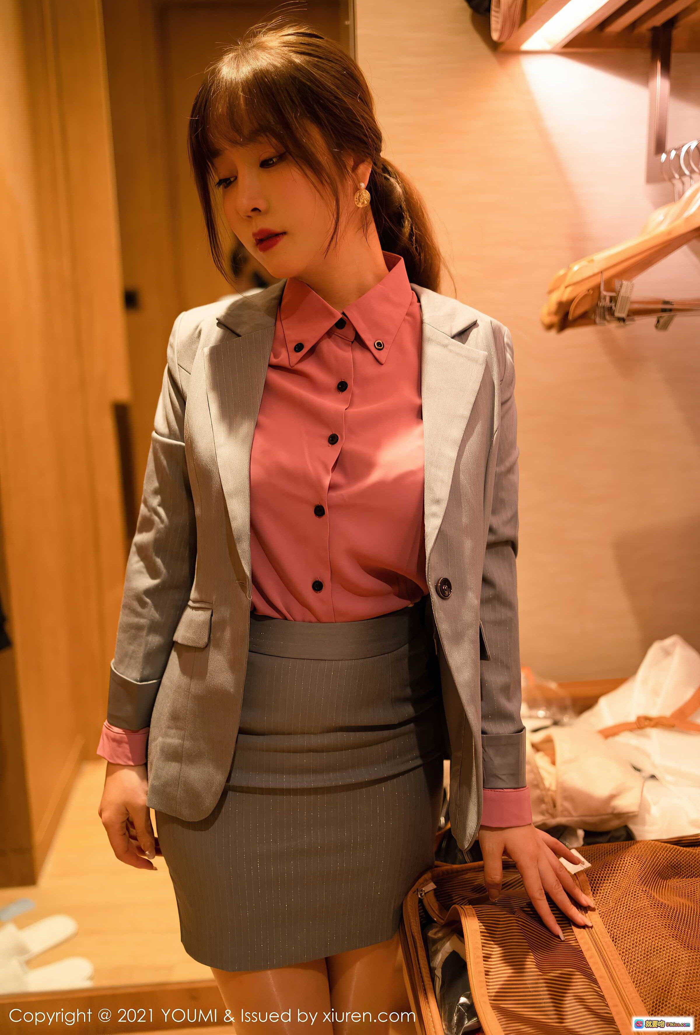 图片[1] - 王雨纯职场OL风写真｜灰色西装套装搭配粉色衬衫｜优雅知性美女私房照 - 就要吻