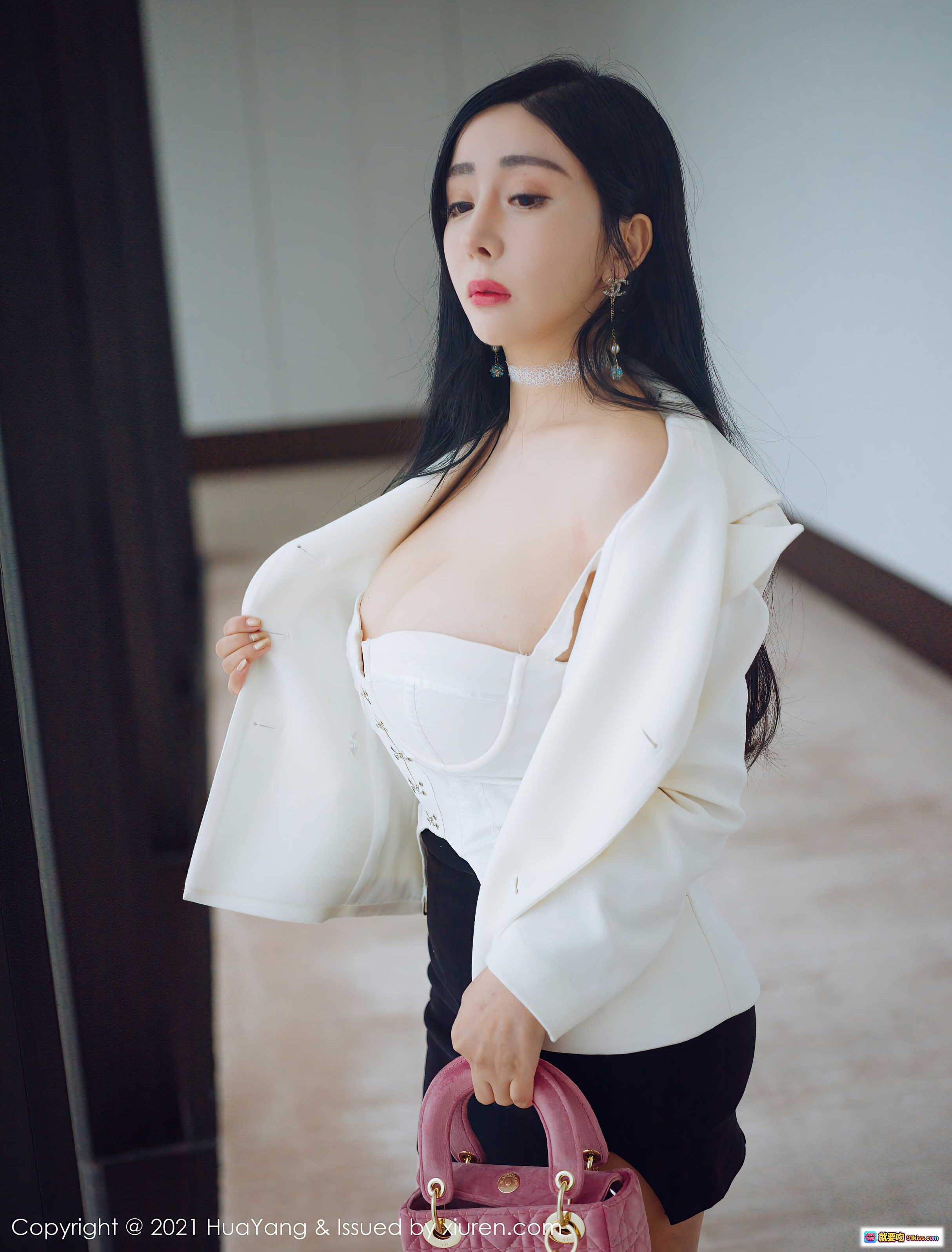 图片[6] - 允爾白西装黑短裙性感写真｜HuaYang花漾2021 VOL.381｜粉色手袋优雅造型 - 就要吻