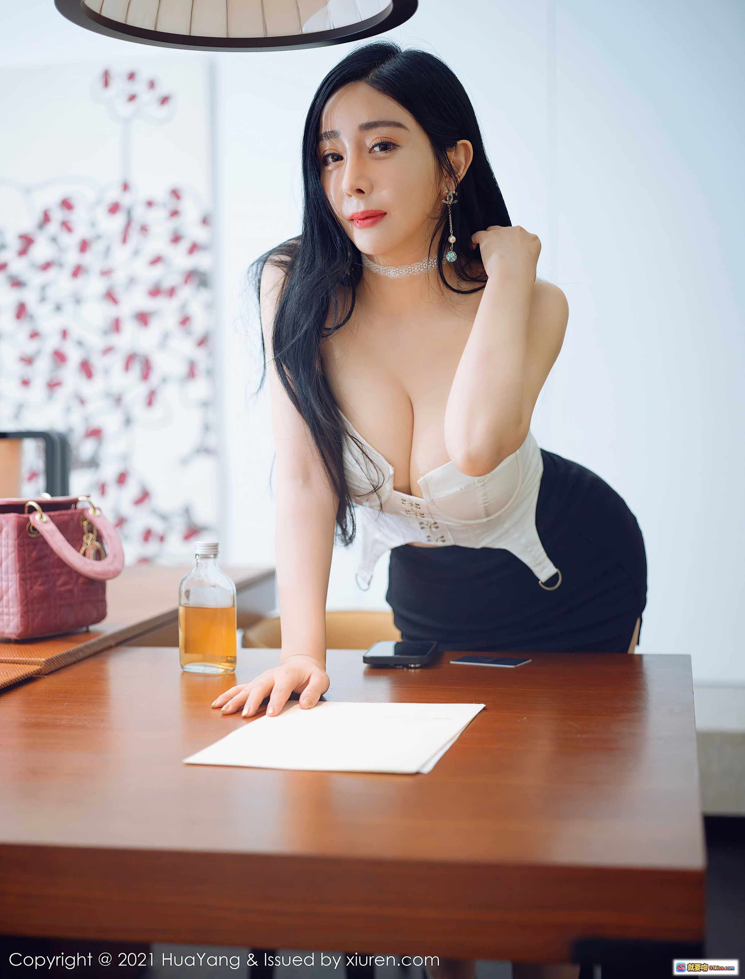 图片[10] - 允爾白西装黑短裙性感写真｜HuaYang花漾2021 VOL.381｜粉色手袋优雅造型 - 就要吻