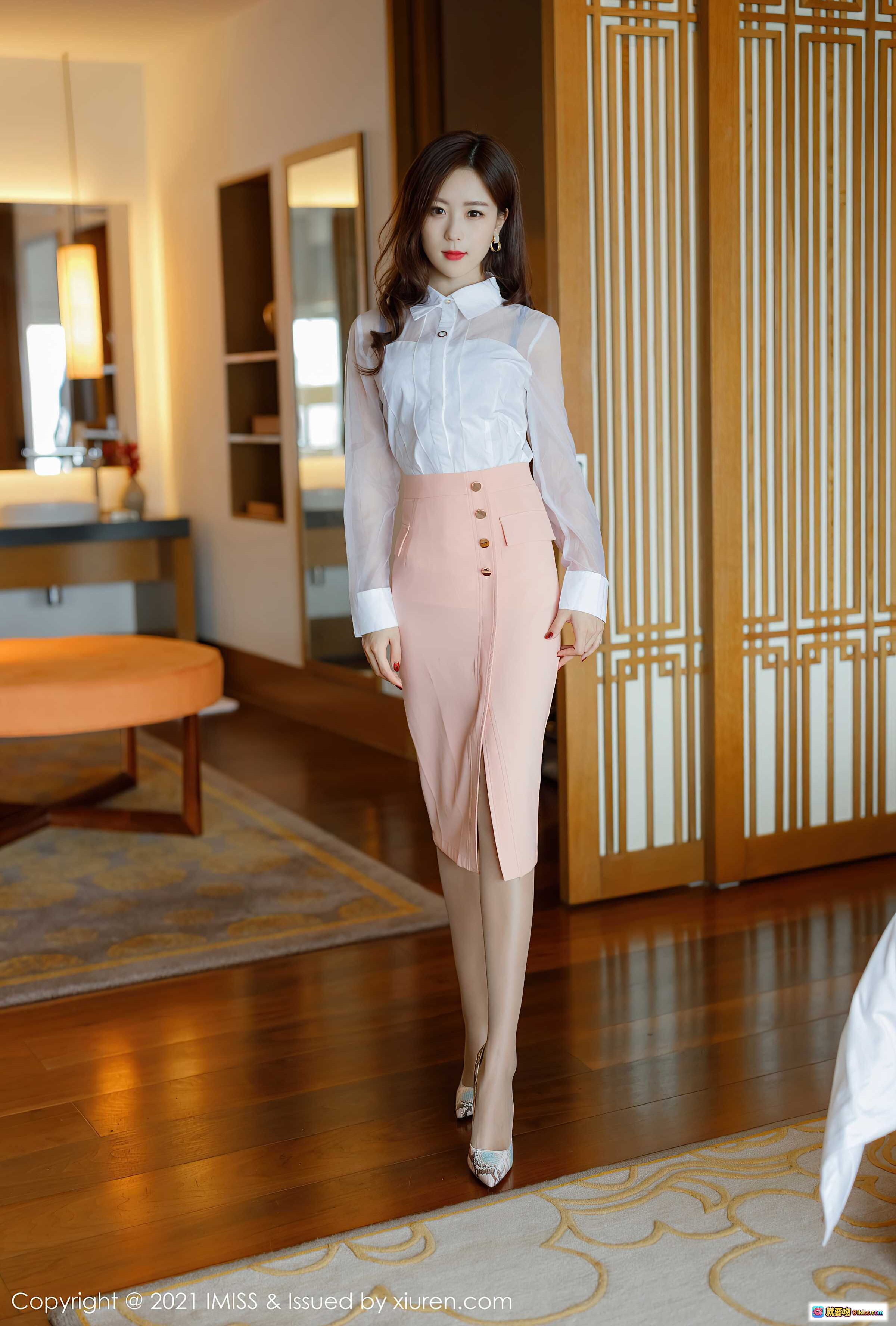 图片[4] - 杨紫嫣Cynthia优雅坐姿写真 | 粉色短裙+透视衬衫+蛇纹高跟鞋 | IMiss2021Vol.544高清美图 - 就要吻