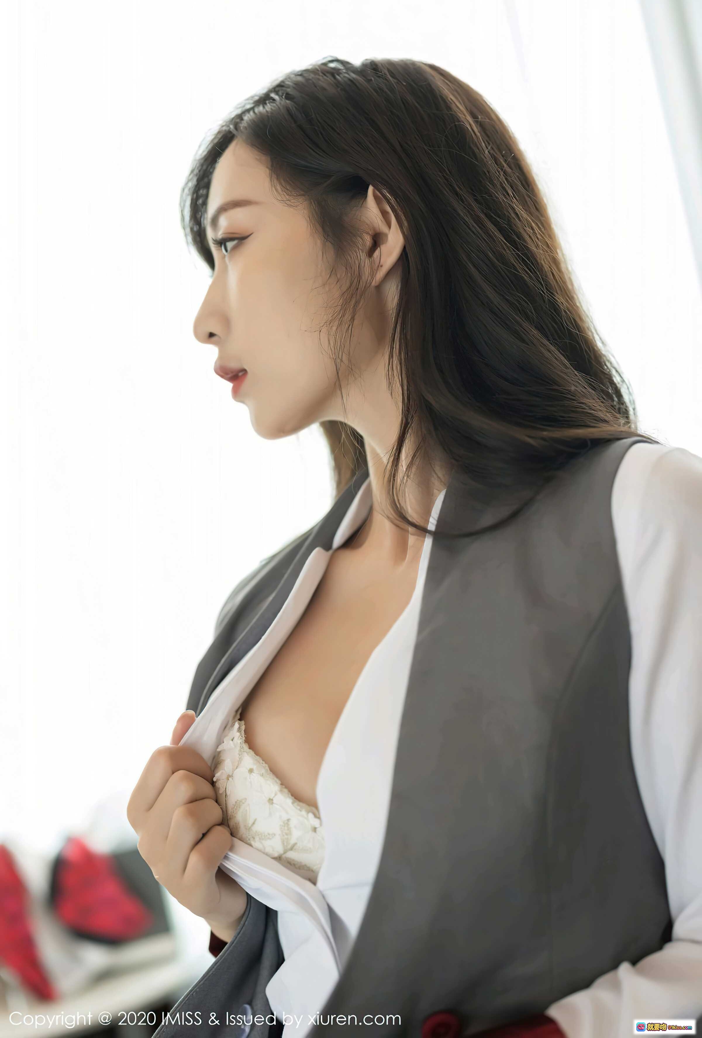 图片[4] - 萌白酱职场OL制服写真：灰色西装裙+红领巾+白色高跟鞋+丝袜美腿，优雅坐姿尽显性感魅力 - 就要吻