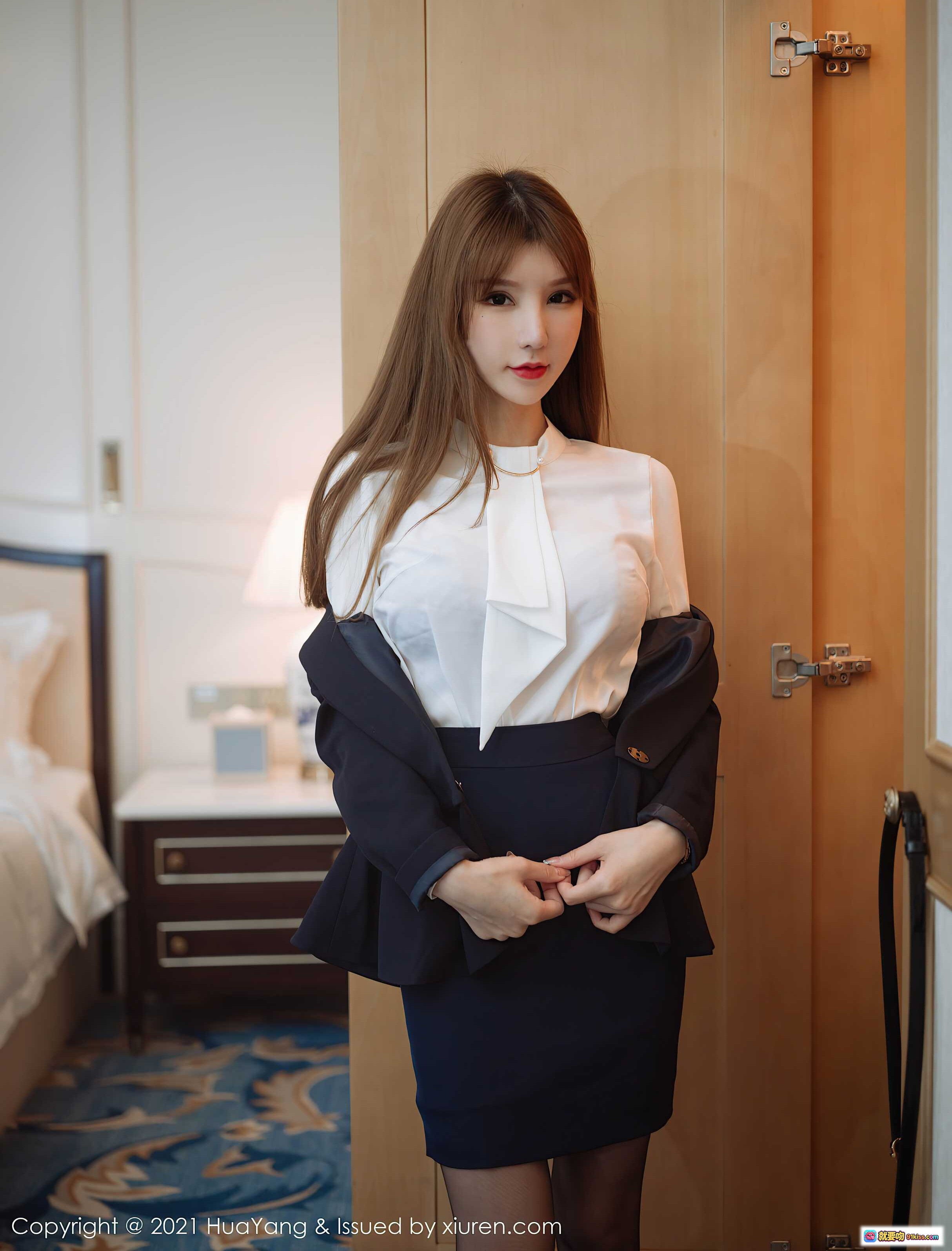 图片[8] - 周于希Sandy优雅职场风写真｜深蓝西装短裙+黑丝高跟+香奈儿包｜HuaYang花漾VOL.397精致室内场景 - 就要吻