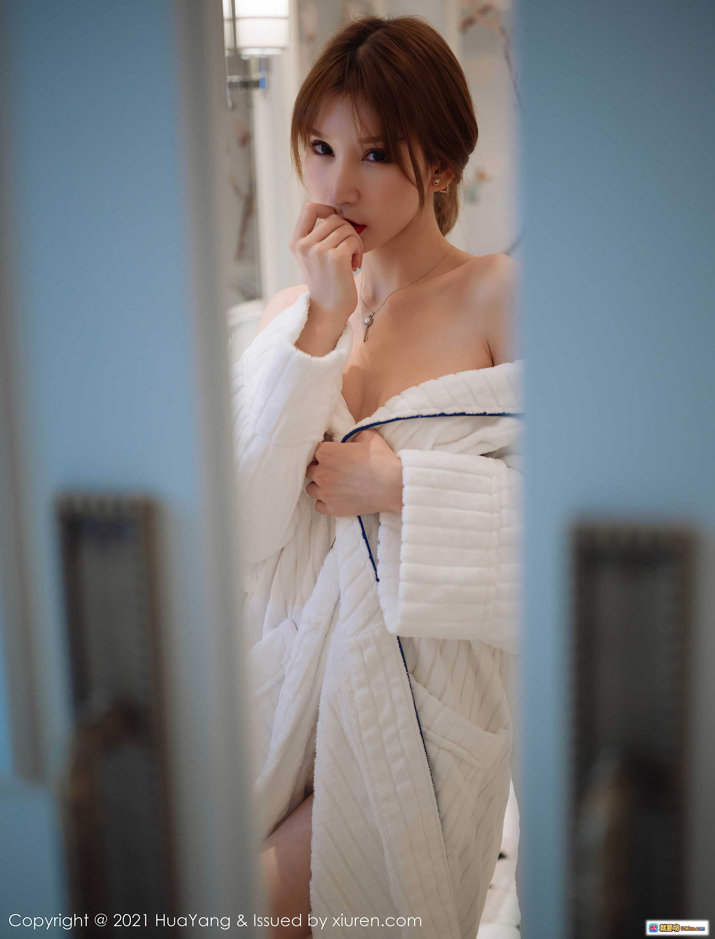 图片[2] - 周于希Sandy优雅职场风写真｜深蓝西装短裙+黑丝高跟+香奈儿包｜HuaYang花漾VOL.397精致室内场景 - 就要吻