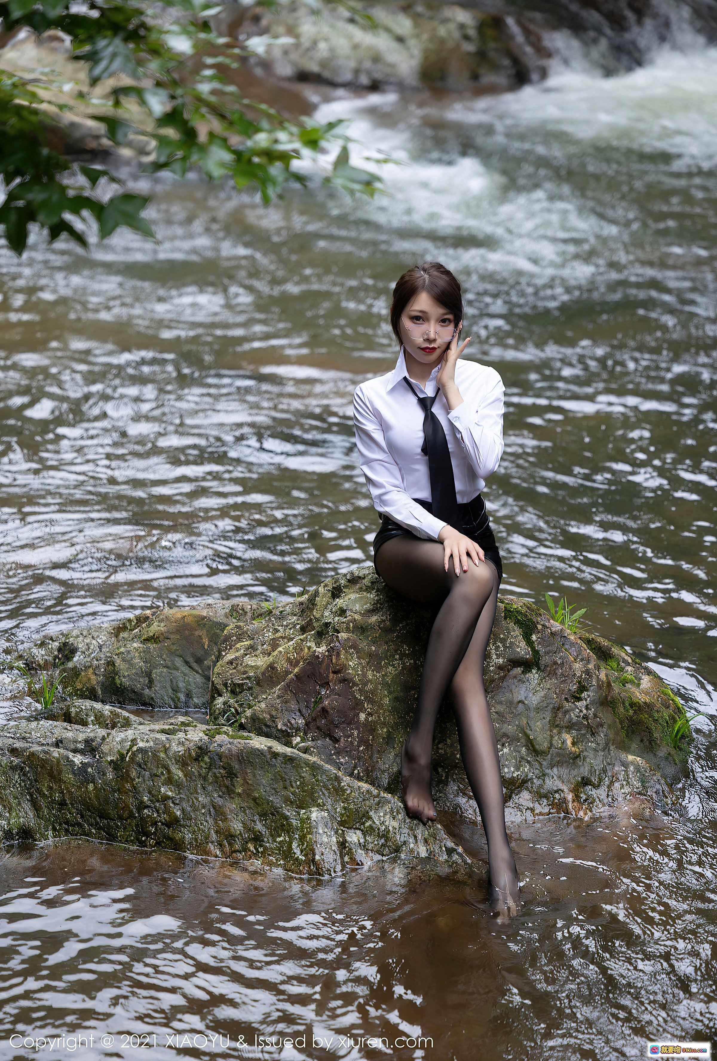 图片[8] - 芝芝Booty优雅写真：白衬衫黑皮裙高跟丝袜雨伞森林小径性感美腿2021XIAOYU Vol.576 - 就要吻