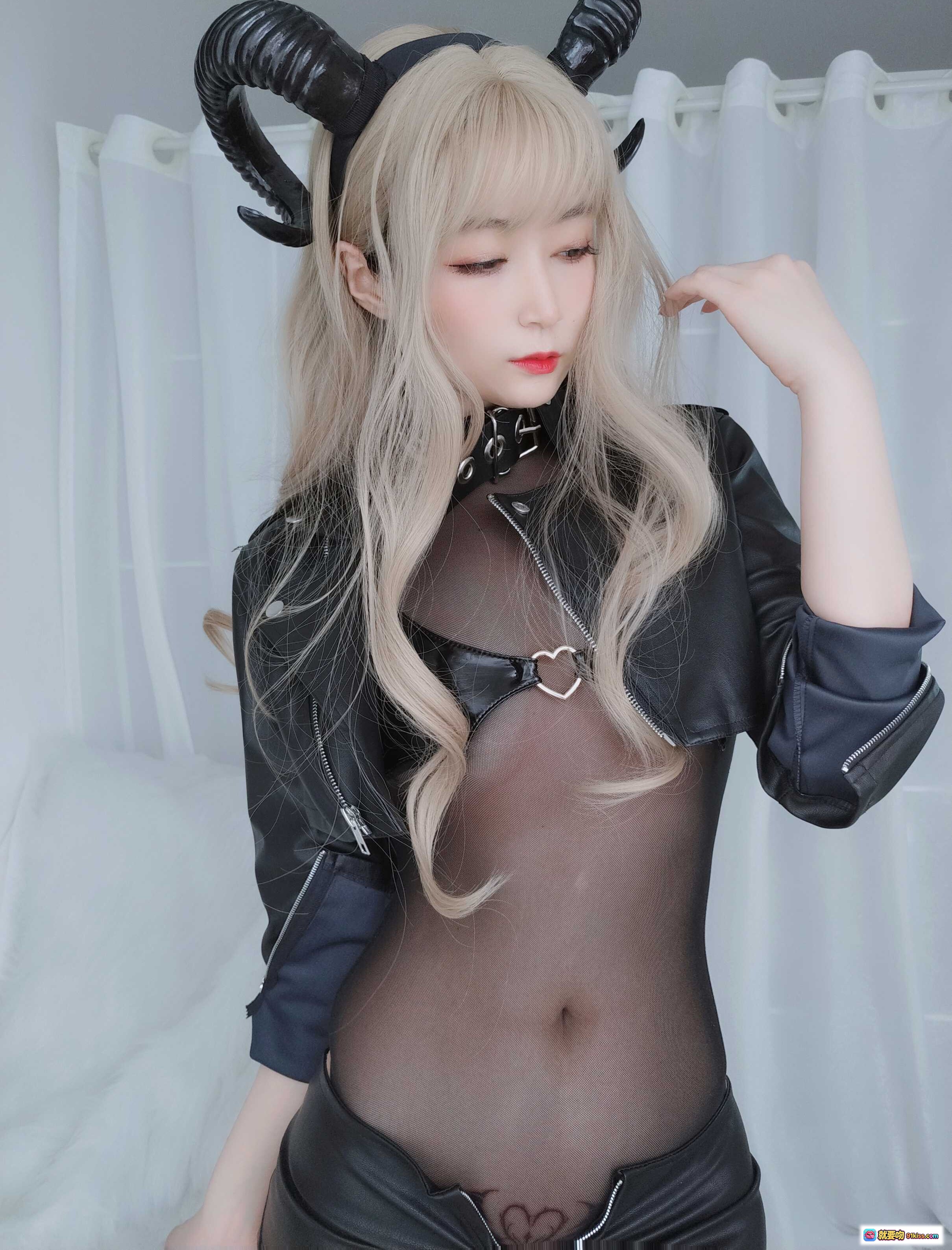图片[10] - 白银81 NO.033 皮衣小恶魔cosplay写真 金发角饰黑丝长腿诱惑 精致妆容性感造型 83P高清图集 - 就要吻