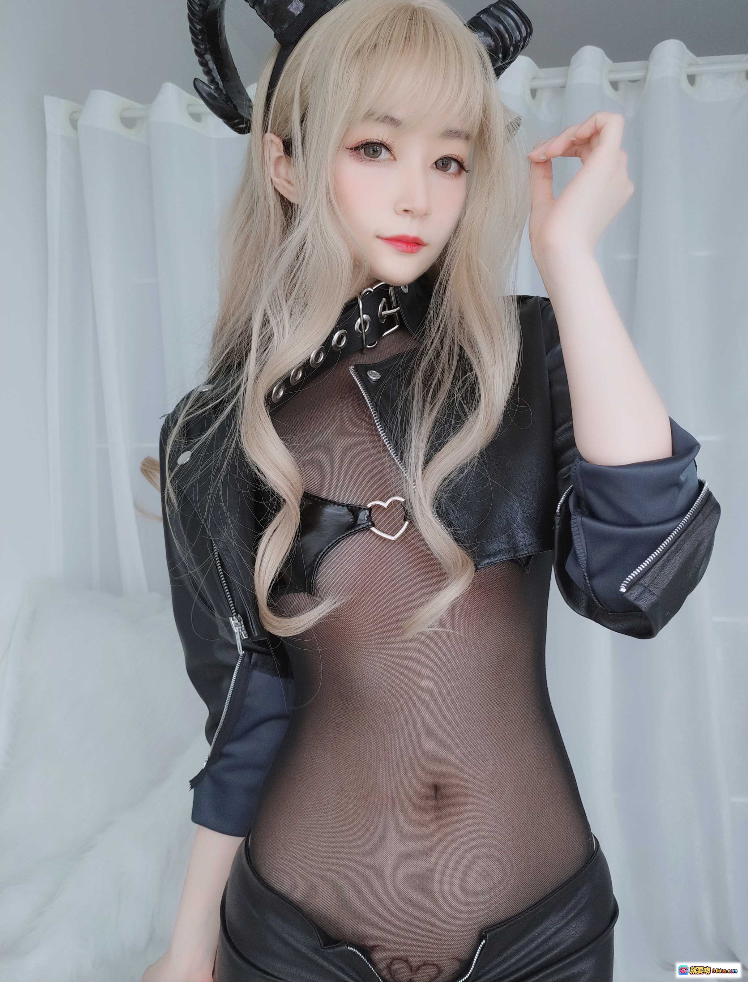 图片[9] - 白银81 NO.033 皮衣小恶魔cosplay写真 金发角饰黑丝长腿诱惑 精致妆容性感造型 83P高清图集 - 就要吻