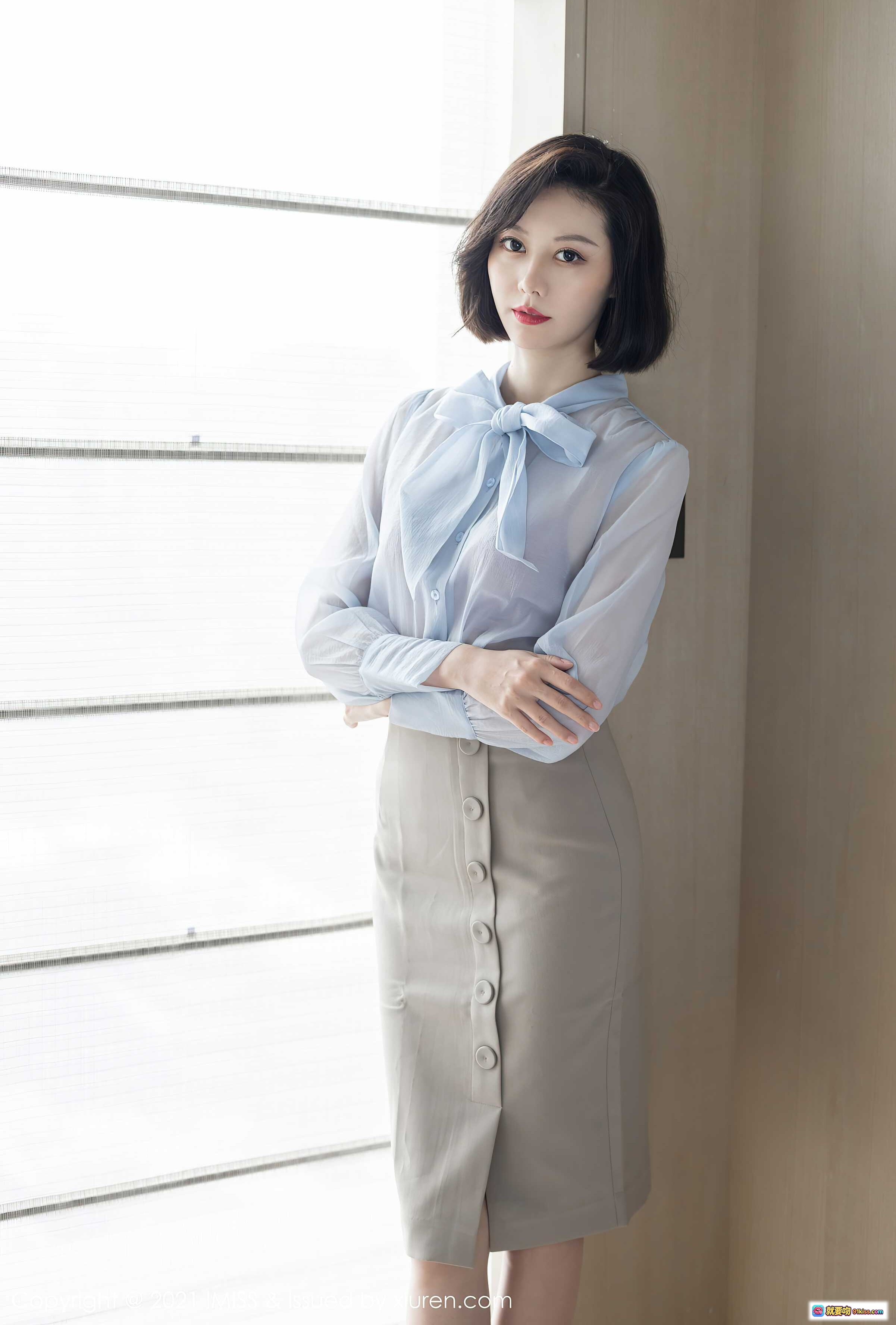 图片[1] - 艺轩优雅职场风写真：浅蓝系带衬衫+灰色纽扣半裙，短发红唇气质女神，窗边自然光人像摄影 - 就要吻