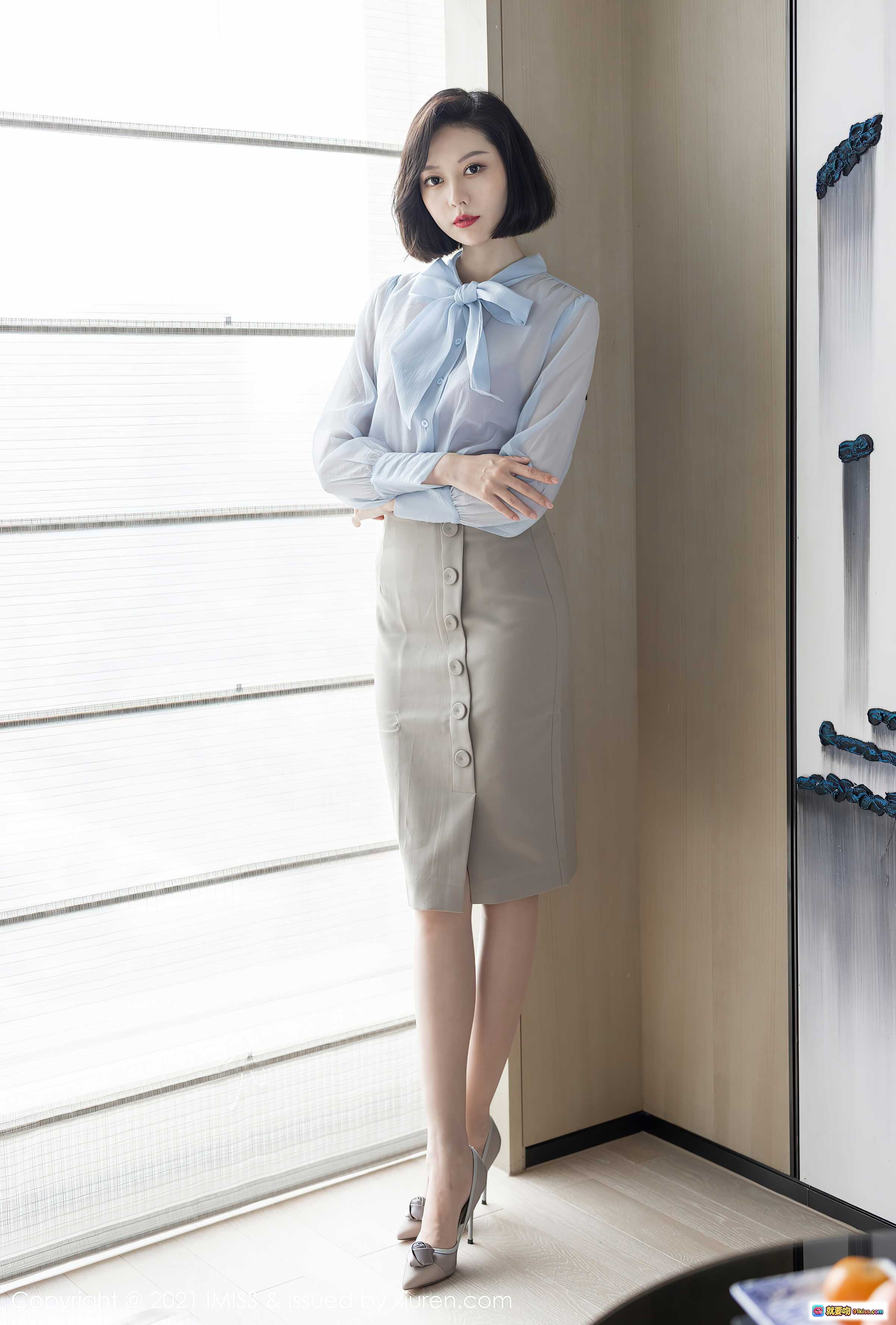 图片[10] - 艺轩优雅职场风写真：浅蓝系带衬衫+灰色纽扣半裙，短发红唇气质女神，窗边自然光人像摄影 - 就要吻