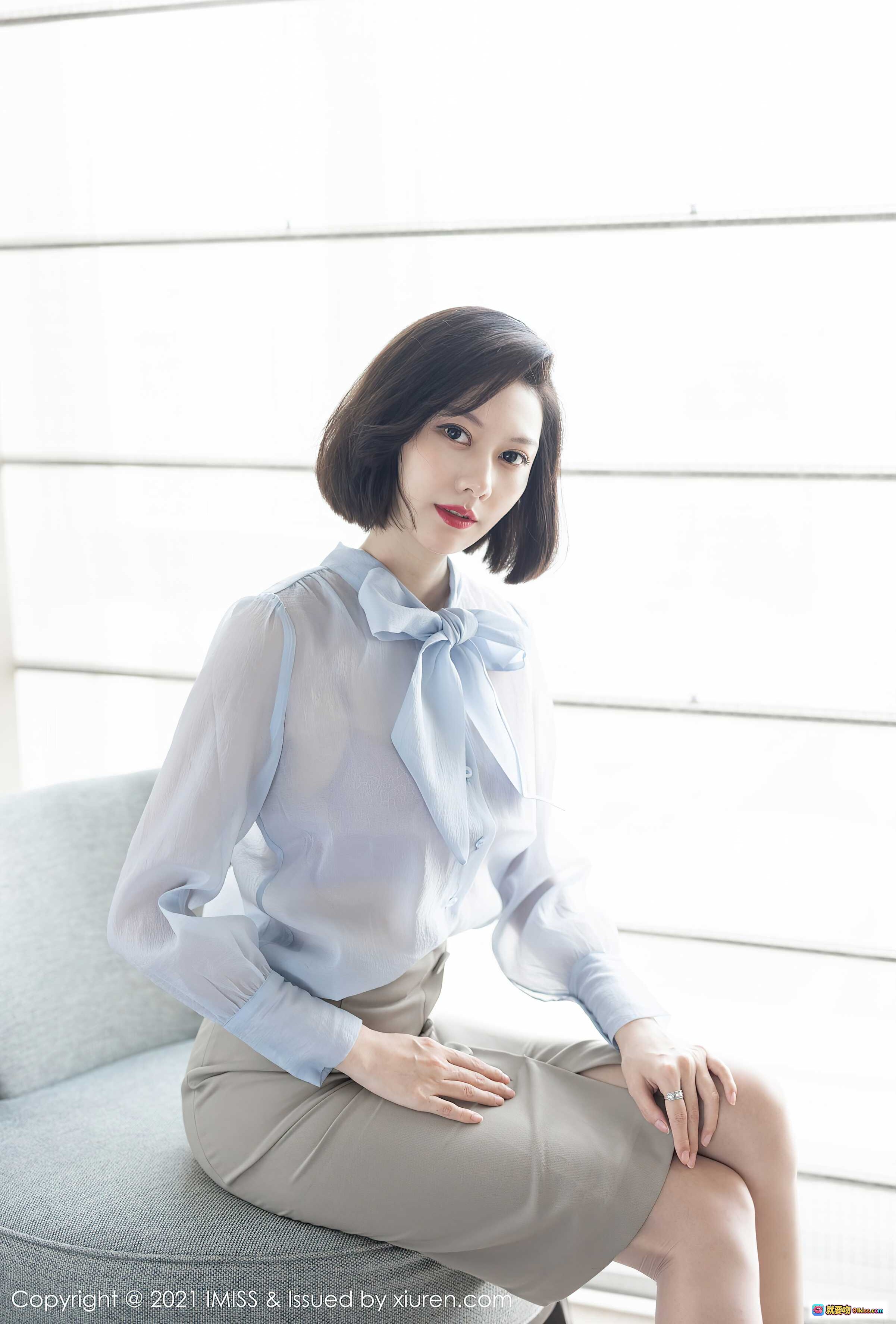 图片[6] - 艺轩优雅职场风写真：浅蓝系带衬衫+灰色纽扣半裙，短发红唇气质女神，窗边自然光人像摄影 - 就要吻