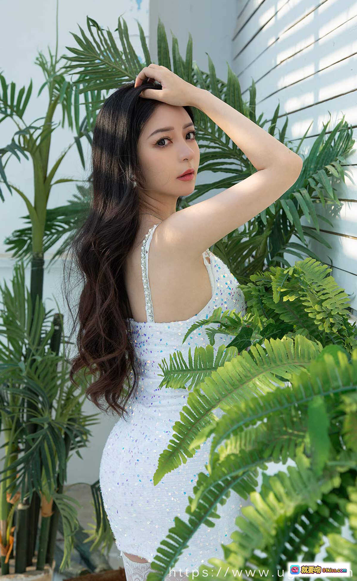 图片[6] - Ugirls尤果网爱尤物No.2114 lulu 白色亮片吊带裙蕾丝长袜热带绿植写真35P46M - 就要吻