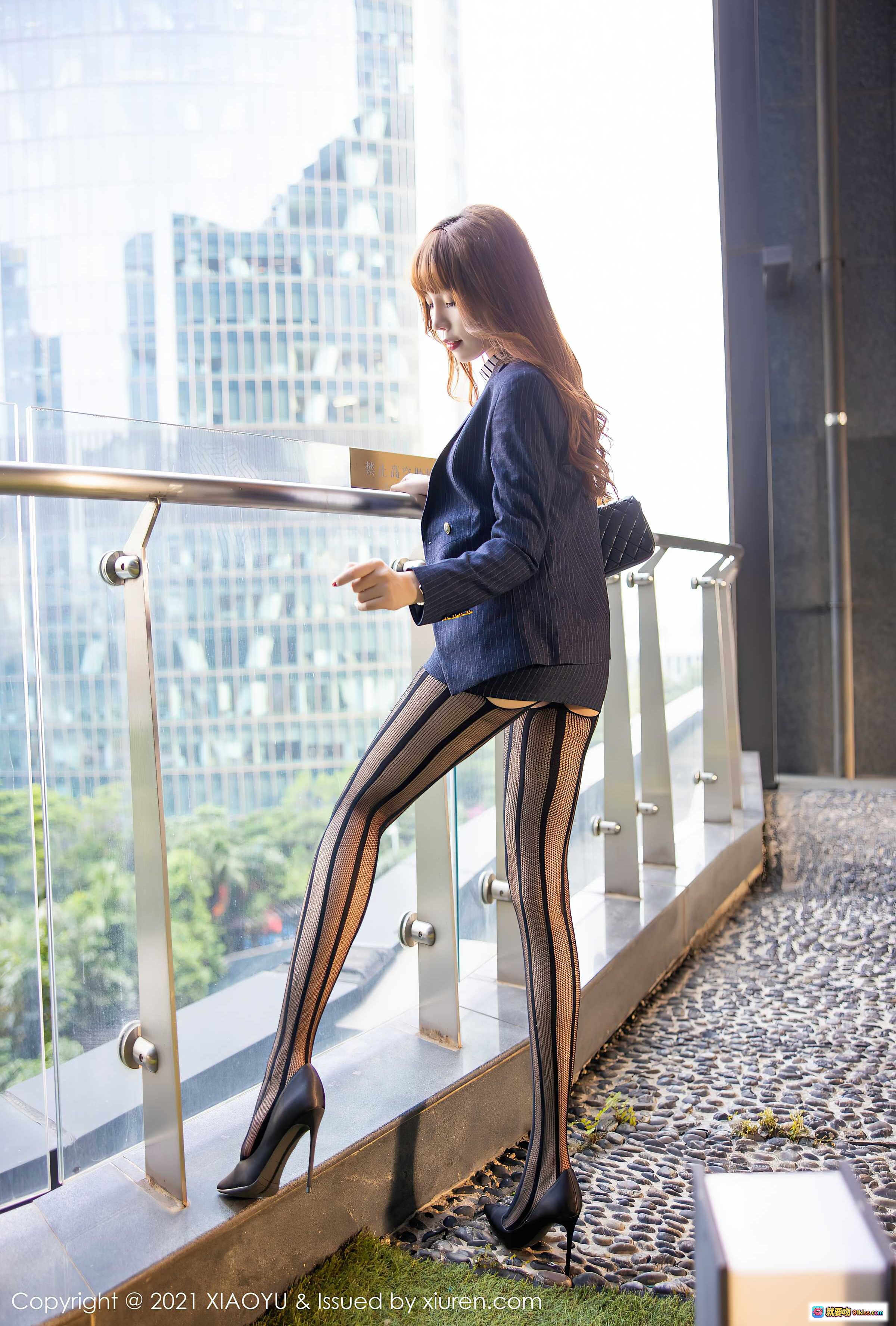 图片[1] - 芝芝Booty都市高楼写真｜条纹丝袜高跟美腿｜职场风西装外套｜XIAOYU语画界VOL.459优雅性感大片 - 就要吻