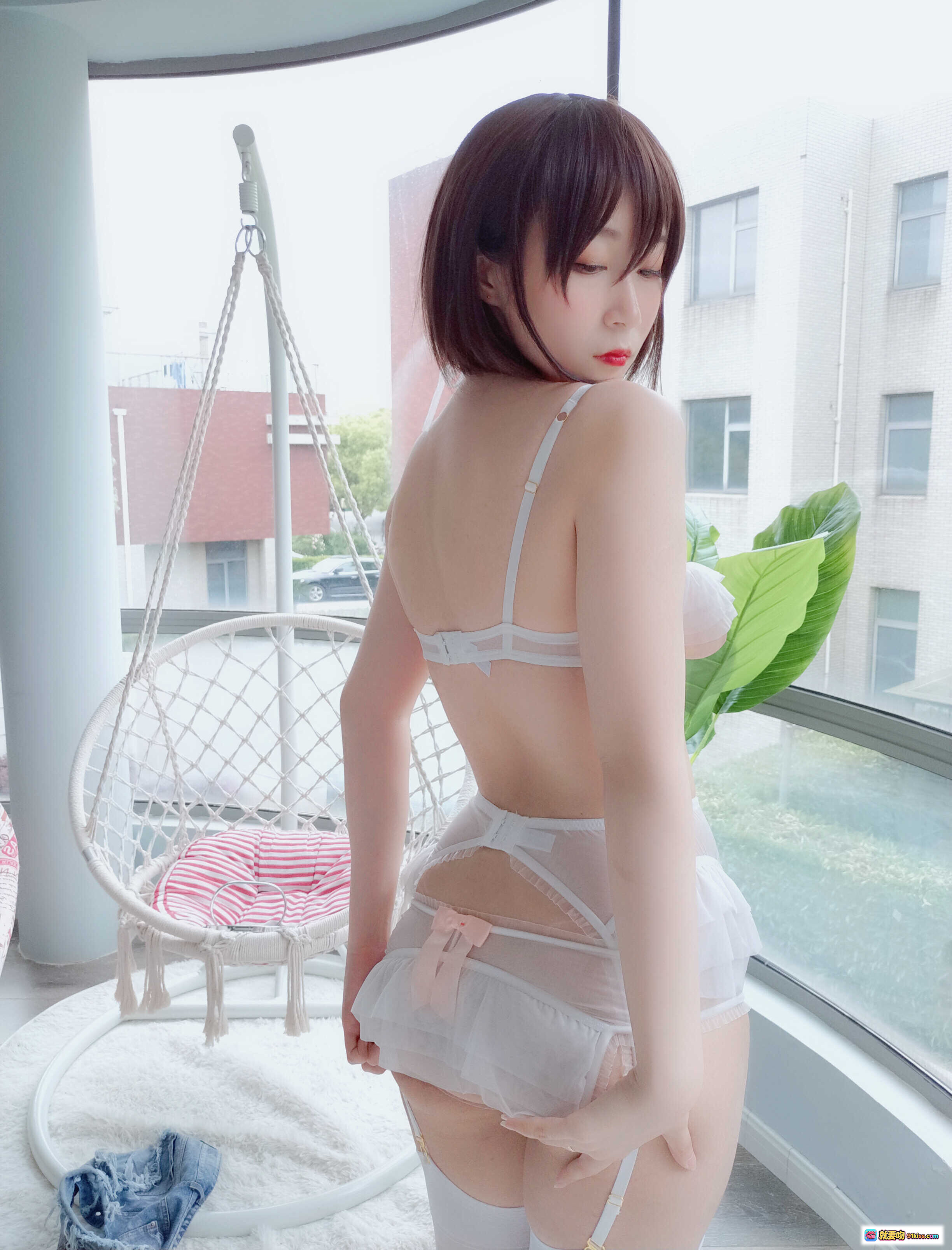 图片[8] - 白银81 NO.009 不后悔 白色蕾丝内衣美腿写真 30P高清图集 室内床拍性感姿态 - 就要吻