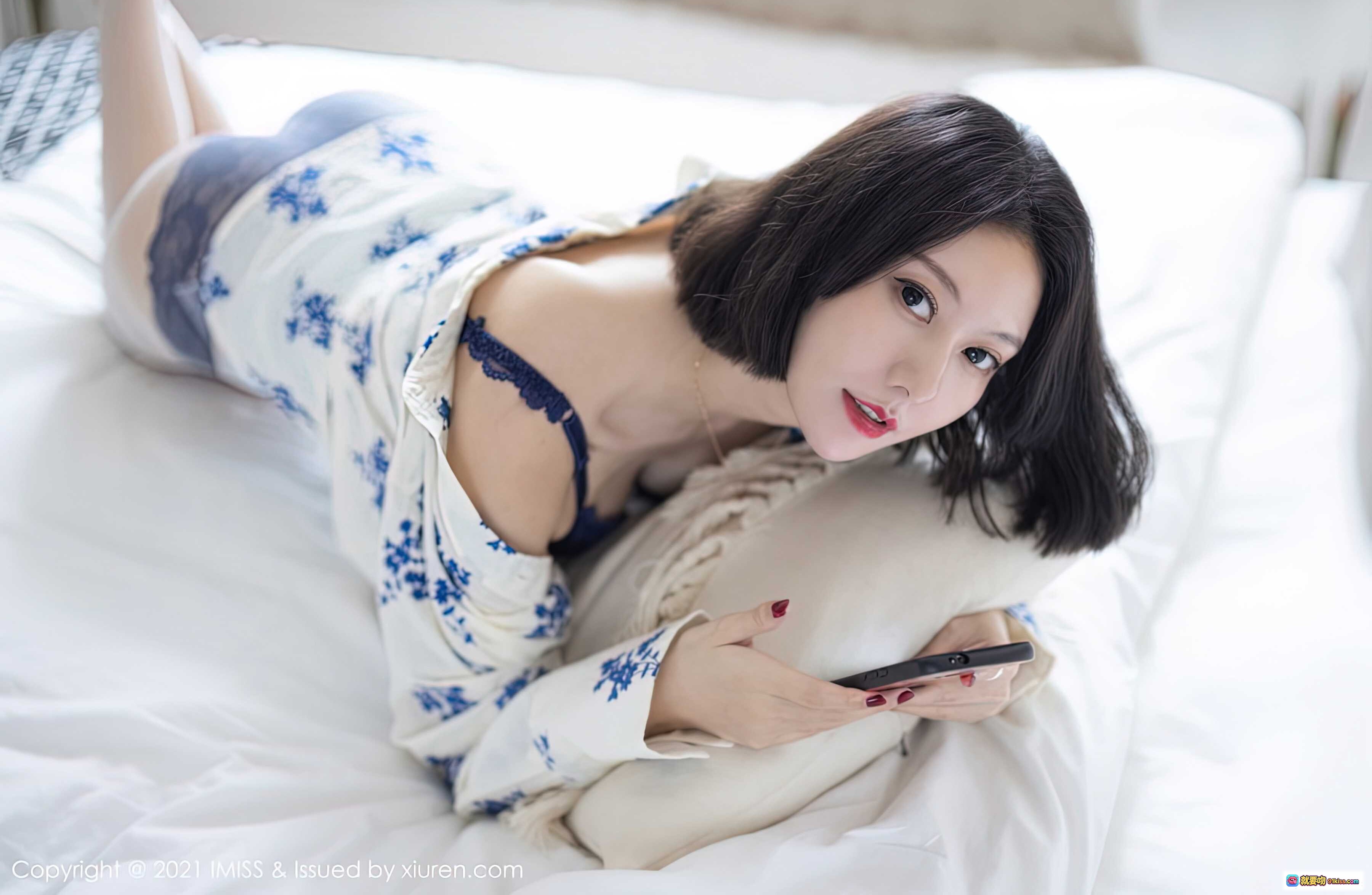 图片[4] - IMiss艺轩2021.06.09 Vol.602 短发少女蓝白碎花裙居家写真 清新自然光美腿特写 87图628M - 就要吻