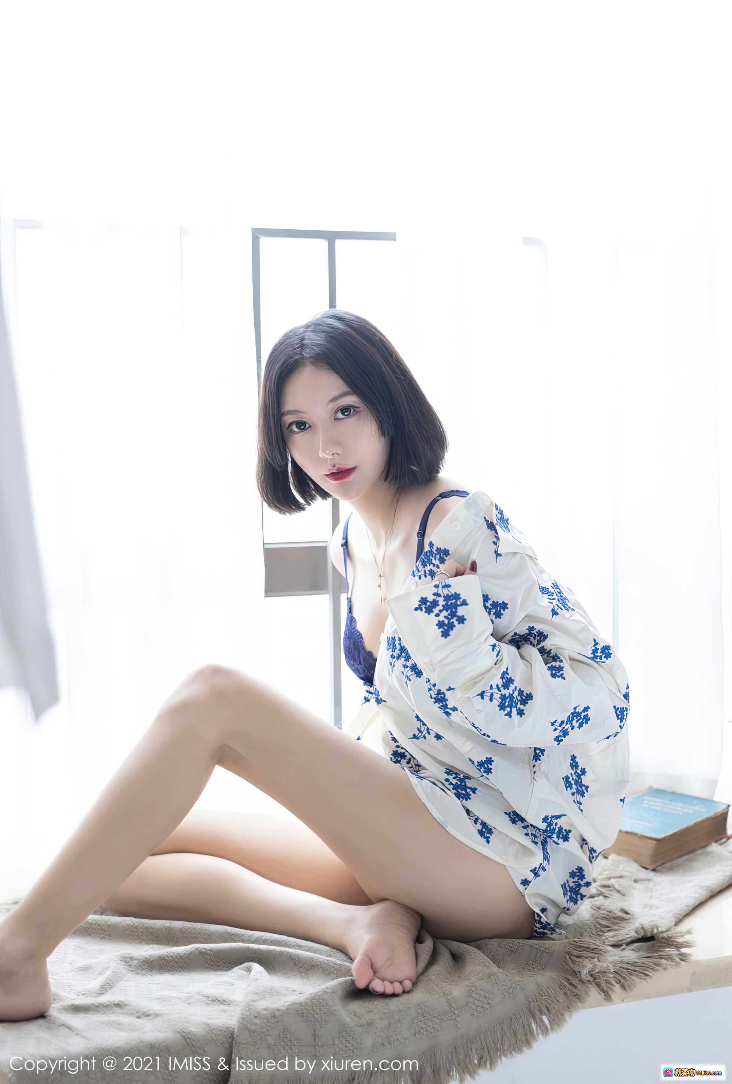 图片[10] - IMiss艺轩2021.06.09 Vol.602 短发少女蓝白碎花裙居家写真 清新自然光美腿特写 87图628M - 就要吻