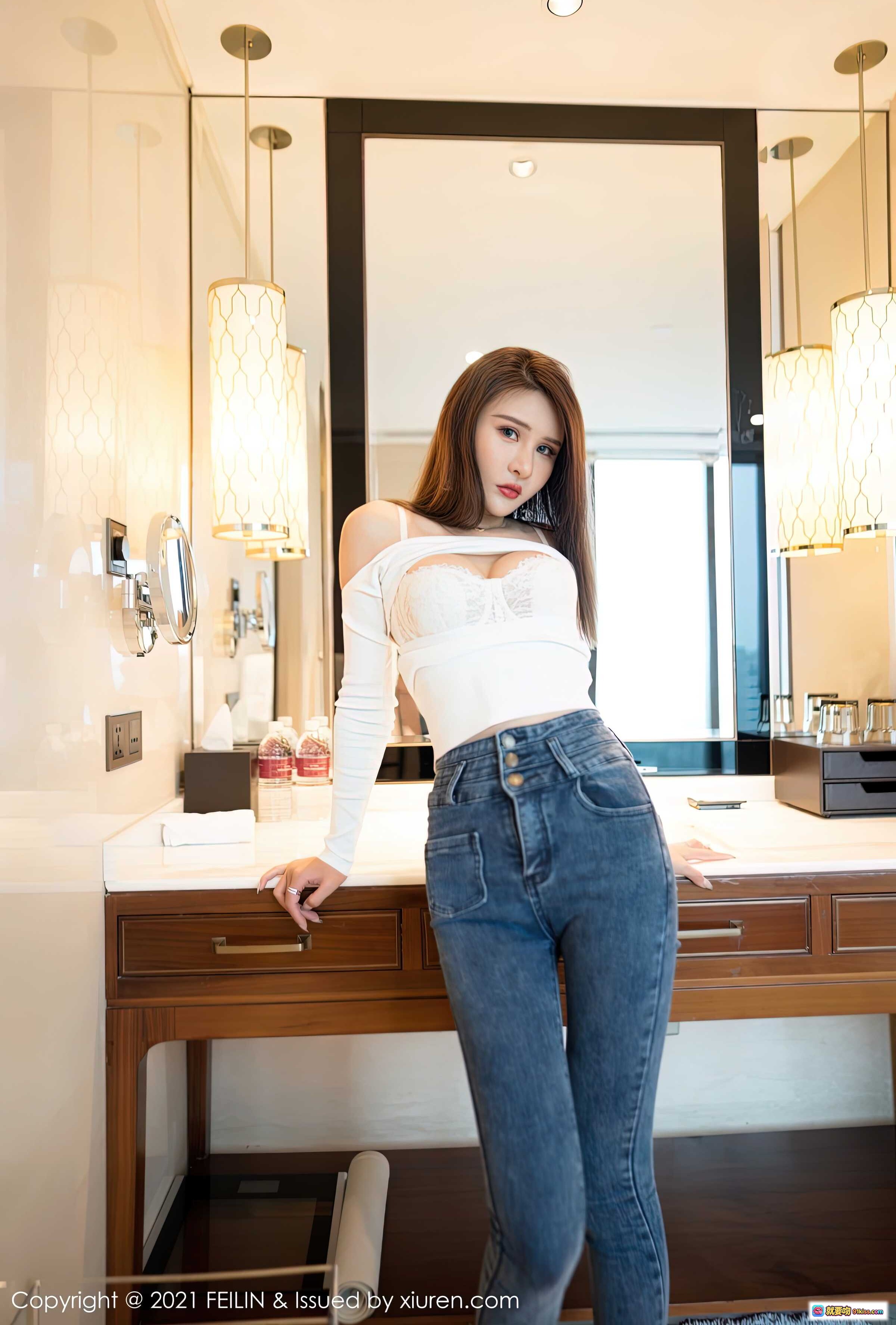 图片[5] - Emily顾奈奈浴室写真：白色露肩上衣+紧身牛仔裤+黑色高跟鞋，现代简约风镜前坐姿美拍 - 就要吻