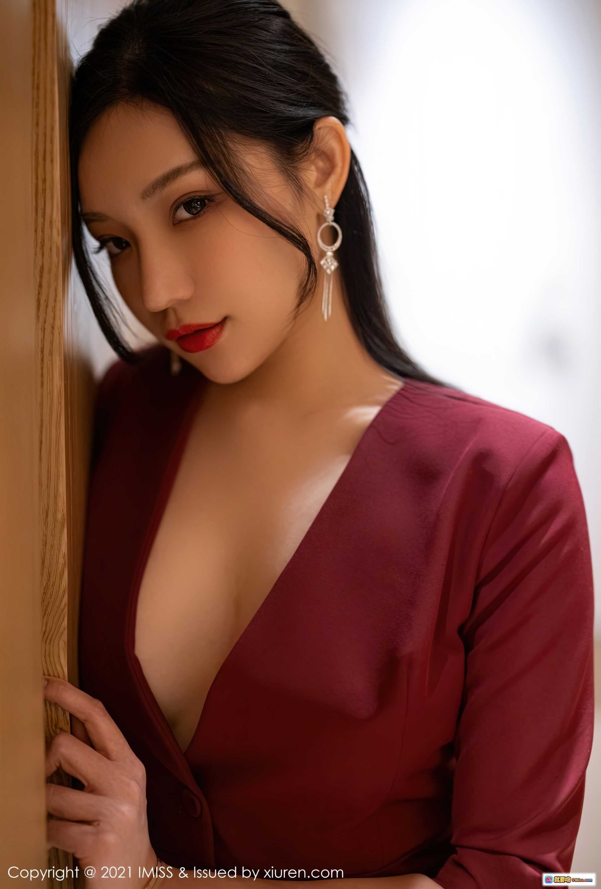 图片[6] - 小狐狸Kathryn深V酒红礼服写真｜IMiss2021性感优雅人像摄影 - 就要吻