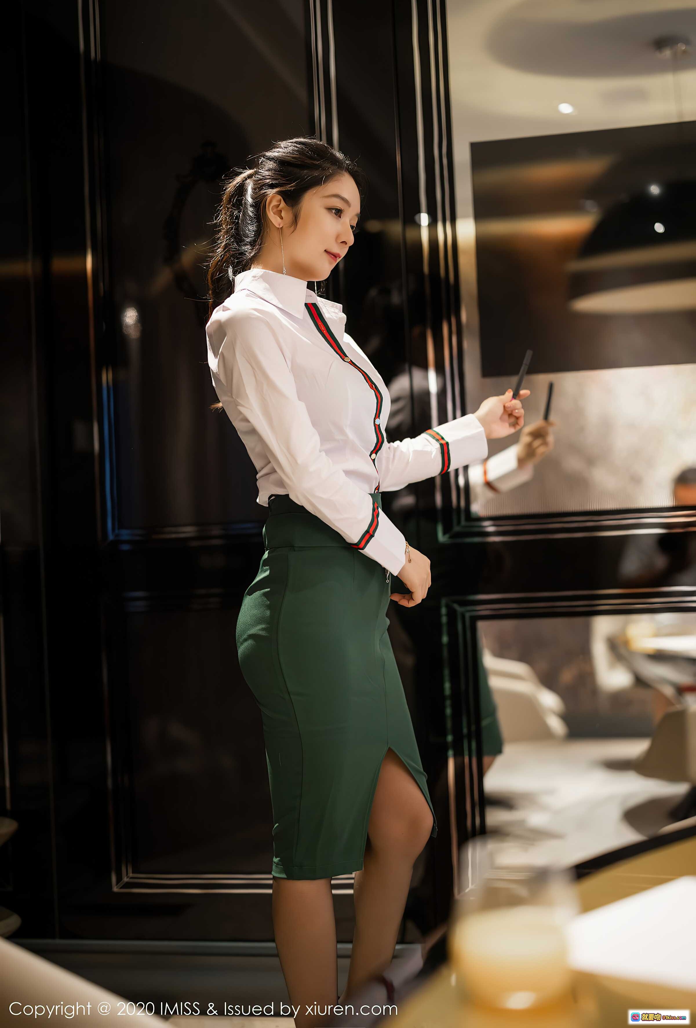 图片[1] - Angela小热巴职场OL风写真 | 白衬衫绿裙高开叉 | 优雅知性气质美女 | IMiss2020高清图集 - 就要吻
