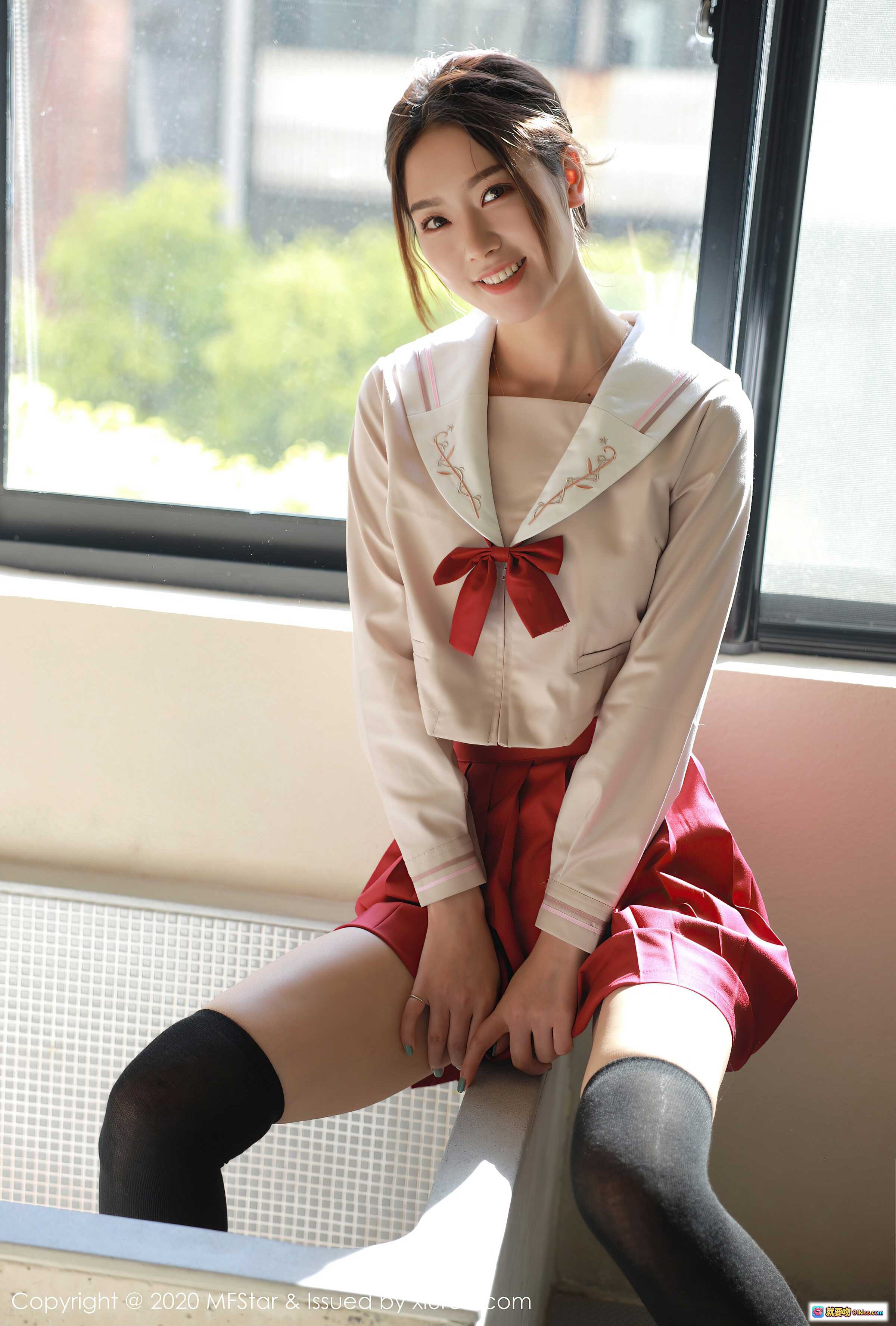 图片[1] - 方子萱青春JK制服写真 | MFStar模范学院Vol.340 | 白色水手服配红色领结短裙 | 黑色过膝袜窗边微笑少女风 - 就要吻