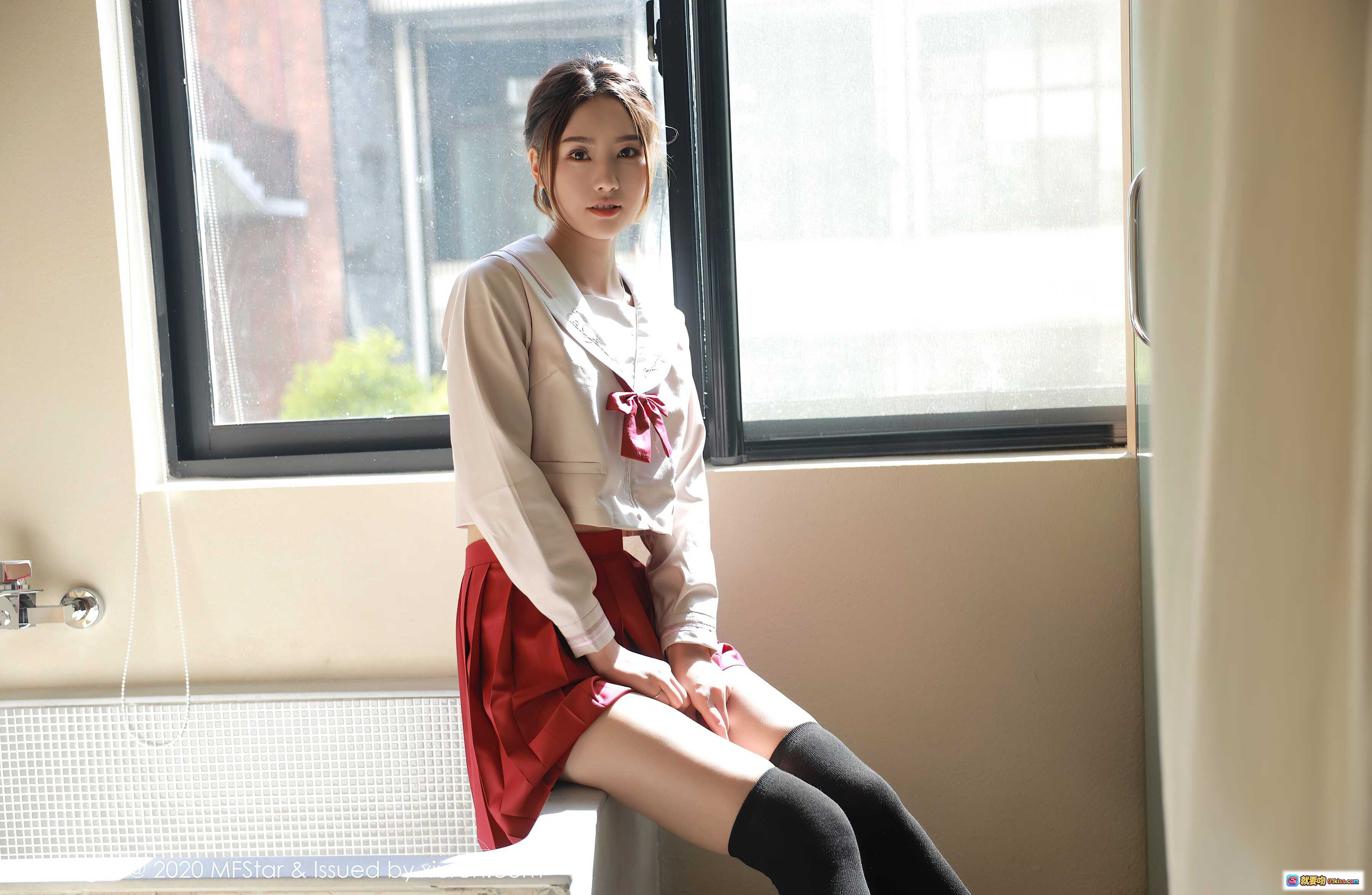 图片[6] - 方子萱青春JK制服写真 | MFStar模范学院Vol.340 | 白色水手服配红色领结短裙 | 黑色过膝袜窗边微笑少女风 - 就要吻