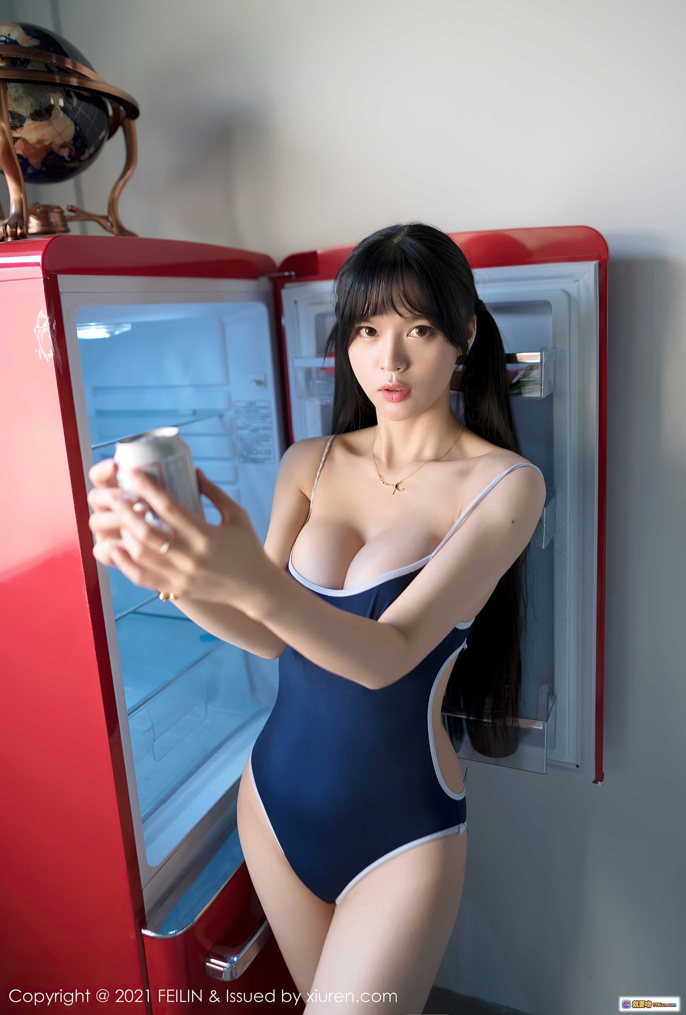 图片[1] - 桃香子性感泳装写真 | 红色冰箱前持罐自拍 | FEILIN 2021 Vol.371 高清美图 - 就要吻