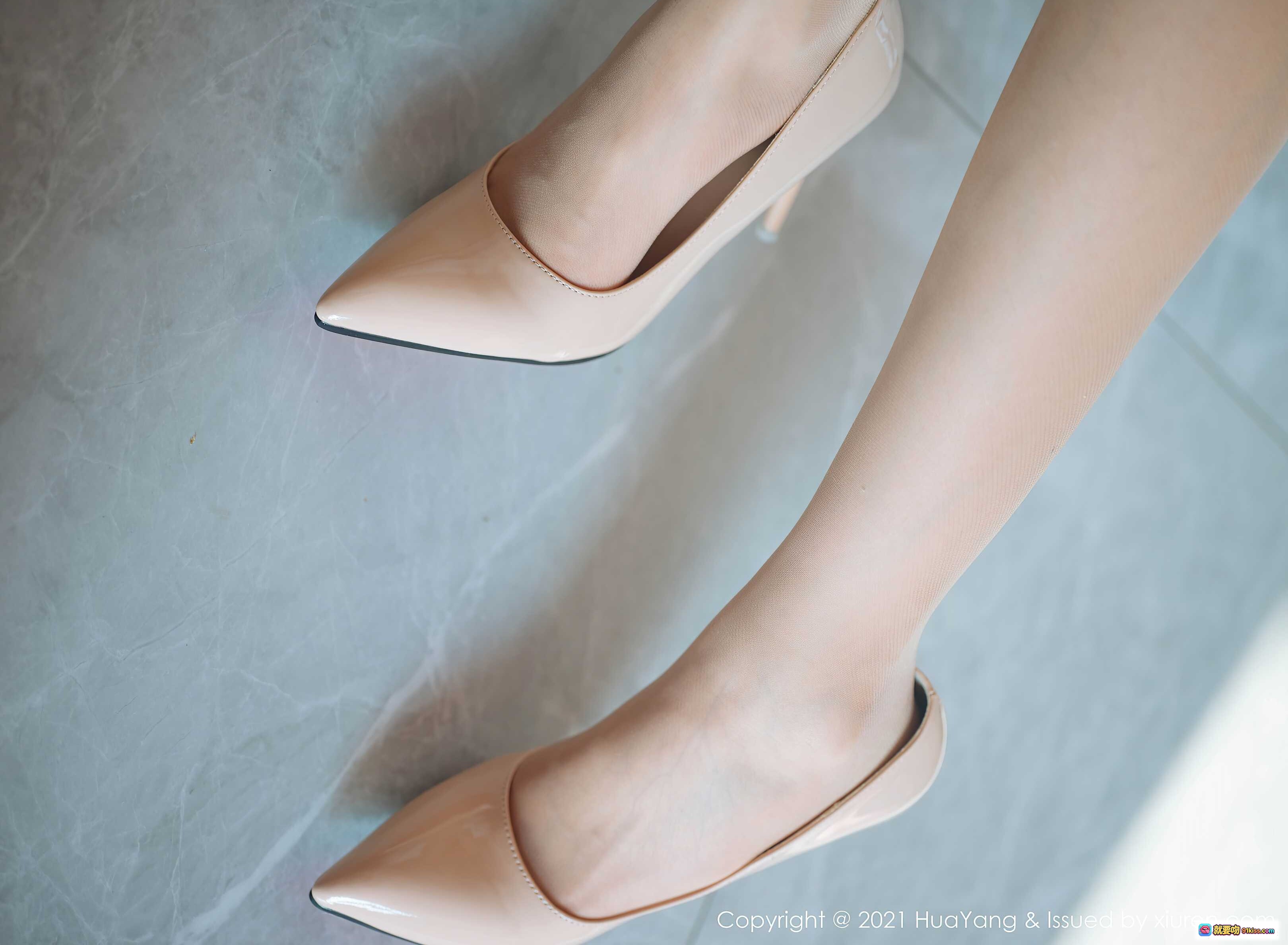 图片[2] - 方子萱红色内衣写真｜HuaYang花漾VOL.375性感私房照｜白床单美臀诱惑｜2021年3月18日发布 - 就要吻