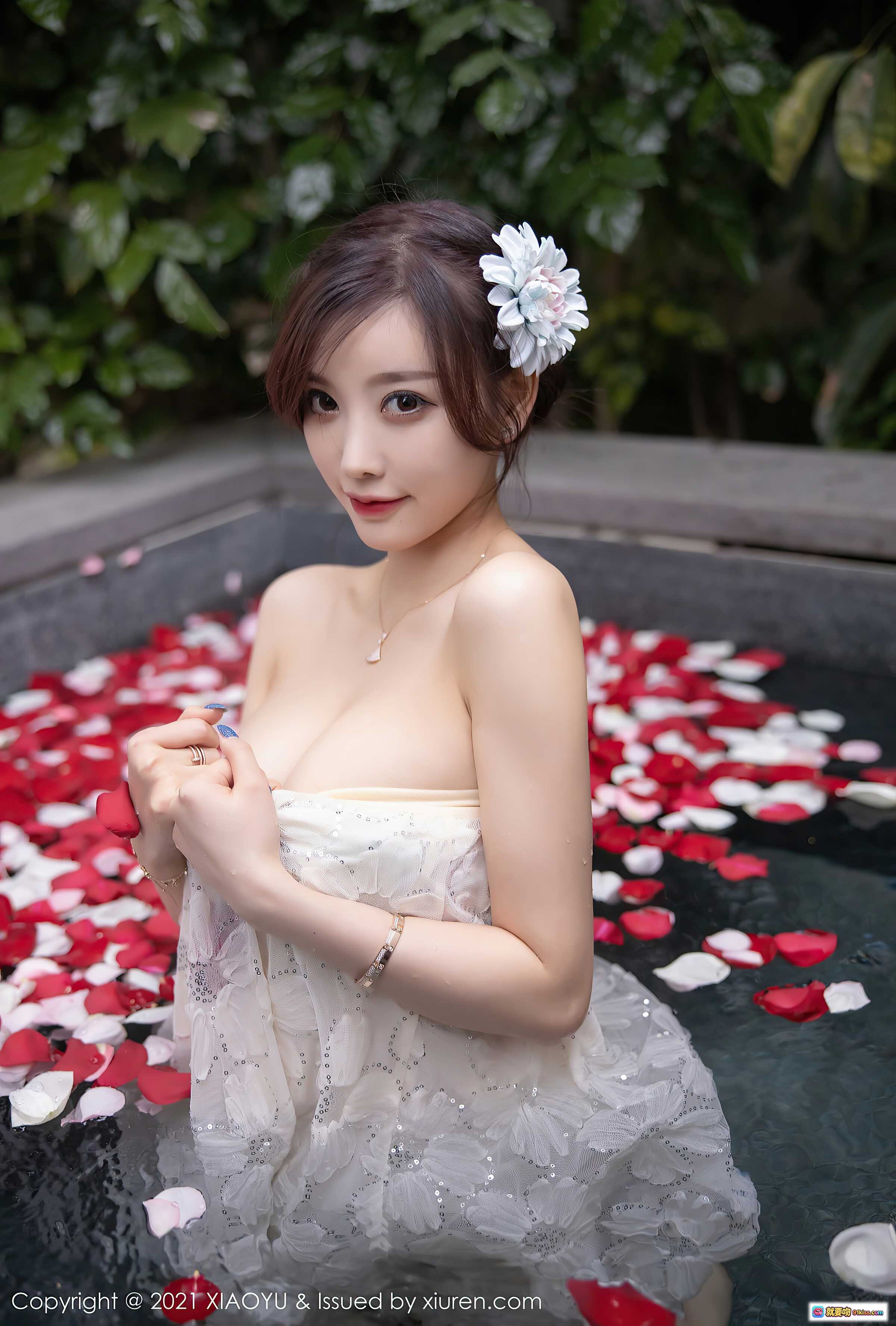 图片[3] - 杨晨晨Yome花瓣浴写真｜白色抹胸裙+花饰发夹｜浪漫私房摄影｜XIAOYU Vol.528 2021.05.14 - 就要吻