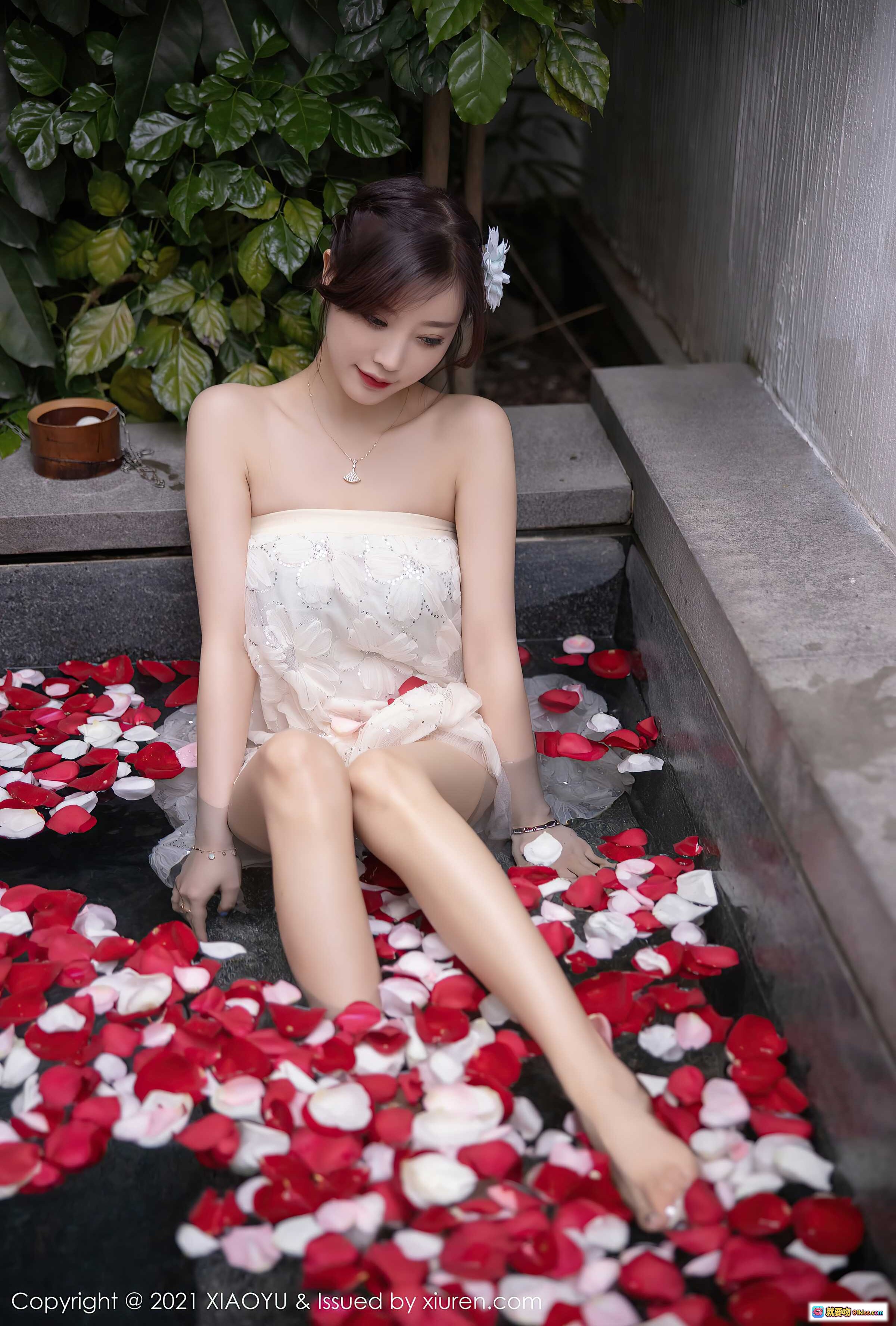 图片[7] - 杨晨晨Yome花瓣浴写真｜白色抹胸裙+花饰发夹｜浪漫私房摄影｜XIAOYU Vol.528 2021.05.14 - 就要吻