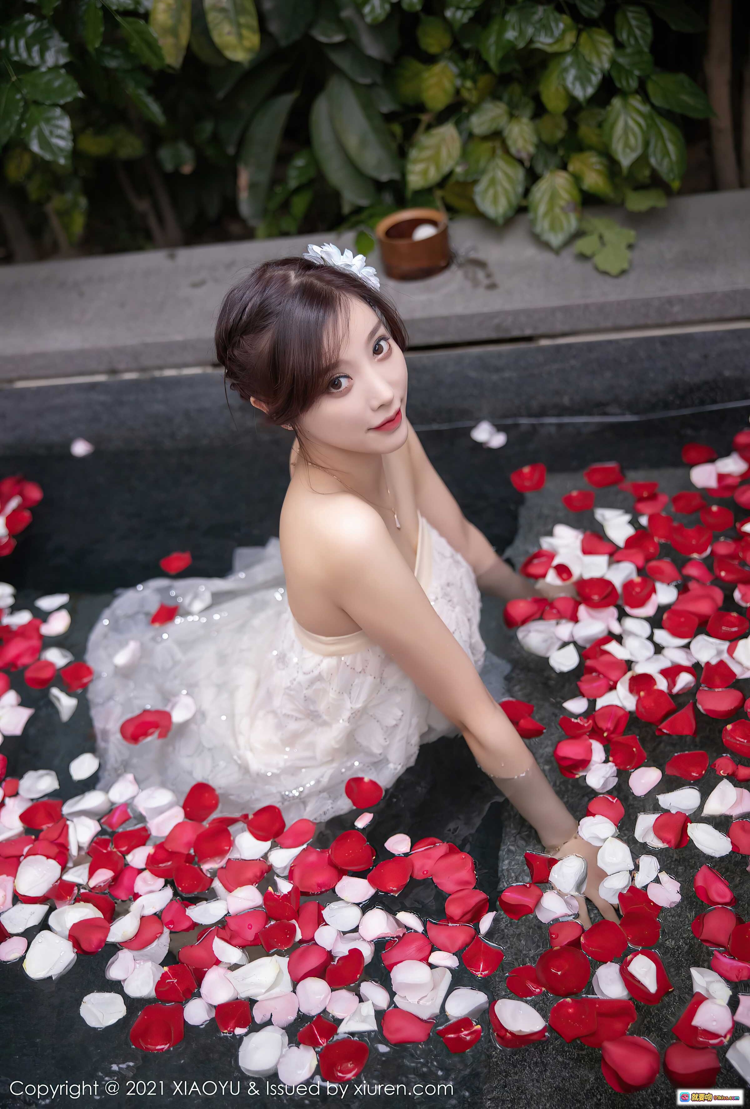 图片[8] - 杨晨晨Yome花瓣浴写真｜白色抹胸裙+花饰发夹｜浪漫私房摄影｜XIAOYU Vol.528 2021.05.14 - 就要吻