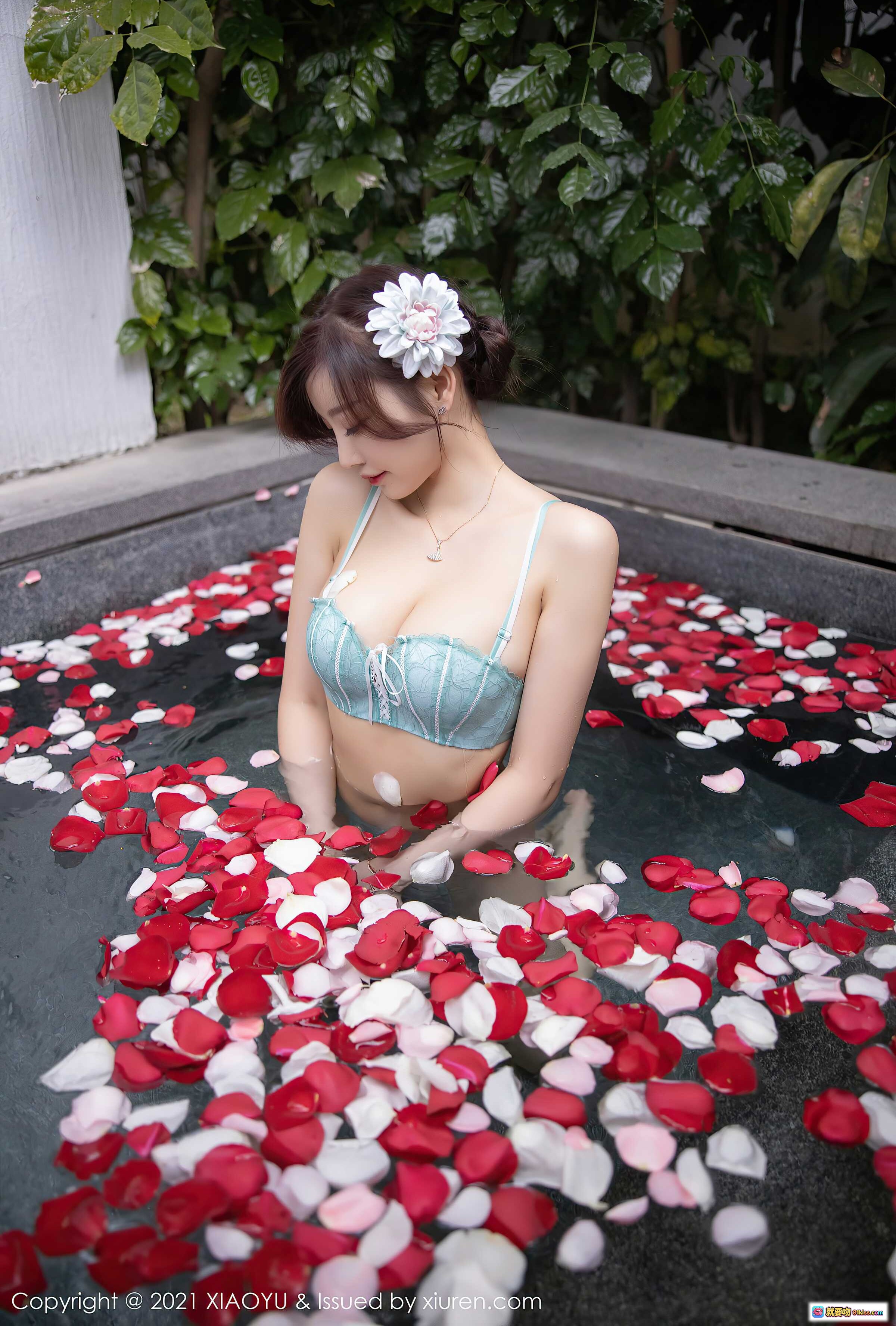 图片[4] - 杨晨晨Yome花瓣浴写真｜白色抹胸裙+花饰发夹｜浪漫私房摄影｜XIAOYU Vol.528 2021.05.14 - 就要吻