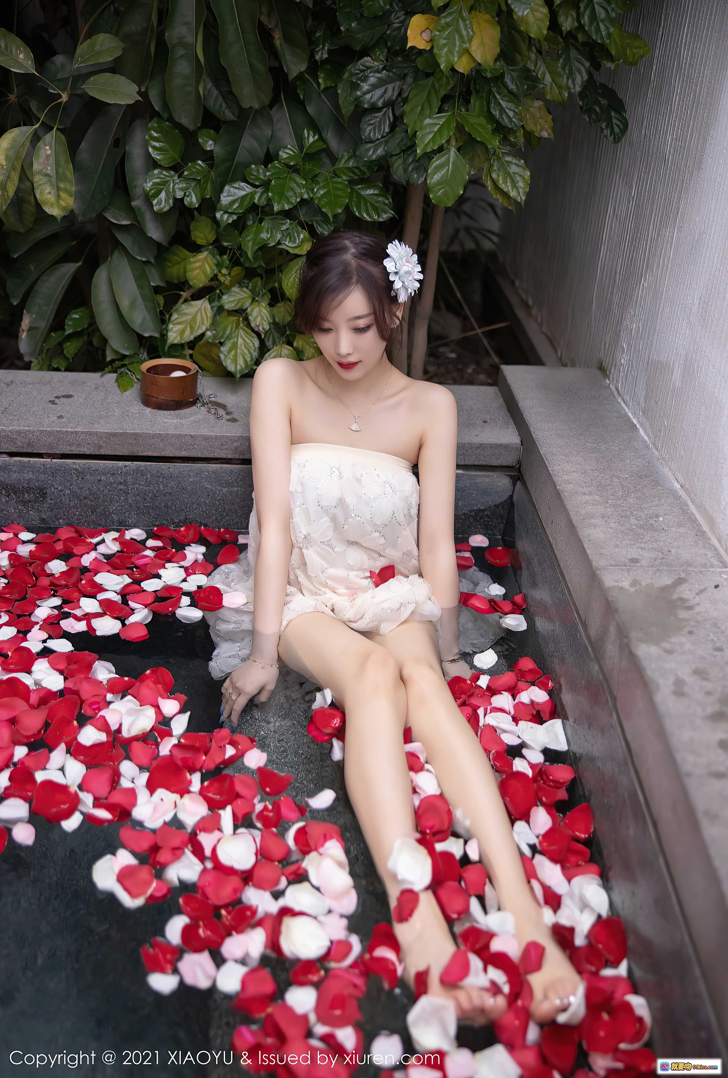 杨晨晨Yome花瓣浴写真｜白色抹胸裙+花饰发夹｜浪漫私房摄影｜XIAOYU Vol.528 2021.05.14 - 就要吻
