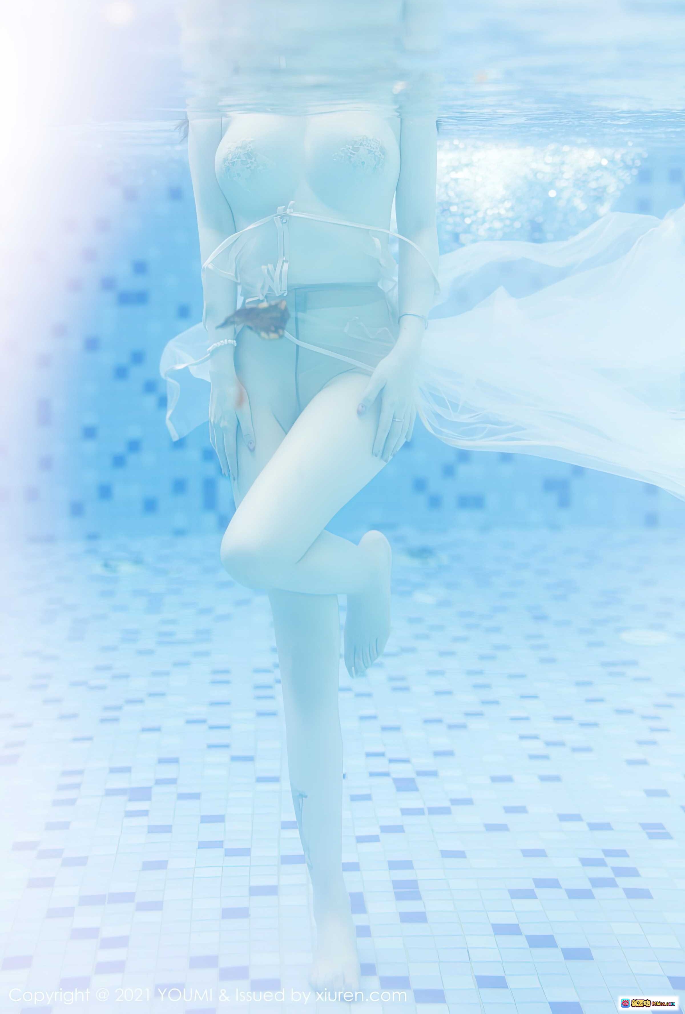 图片[5] - 王雨纯泳池边性感写真 | 透明薄纱内衣 | 纹身美腿 | 绿意环绕自然风 | YOUMI 2021 Vol.672 - 就要吻