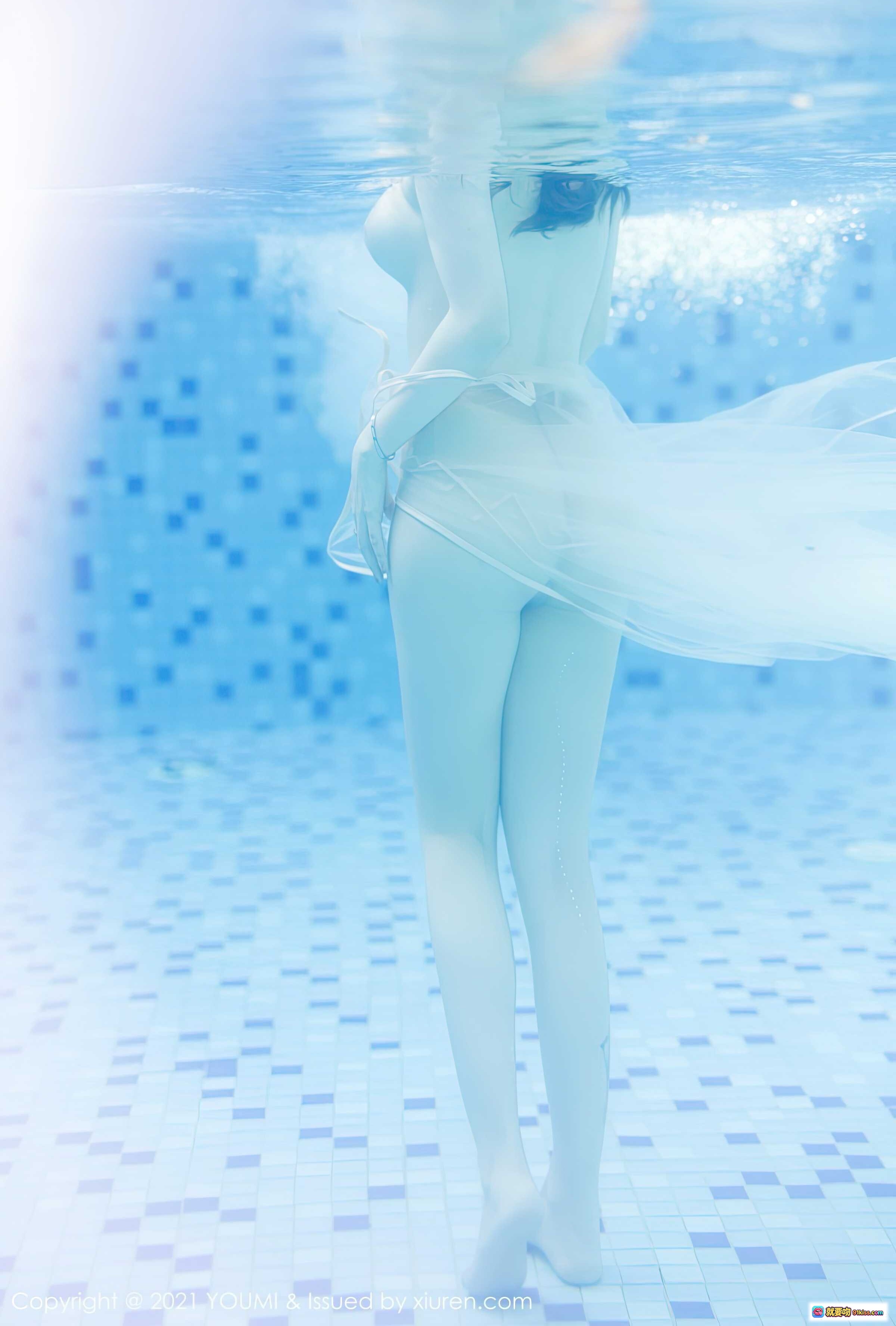 图片[8] - 王雨纯泳池边性感写真 | 透明薄纱内衣 | 纹身美腿 | 绿意环绕自然风 | YOUMI 2021 Vol.672 - 就要吻