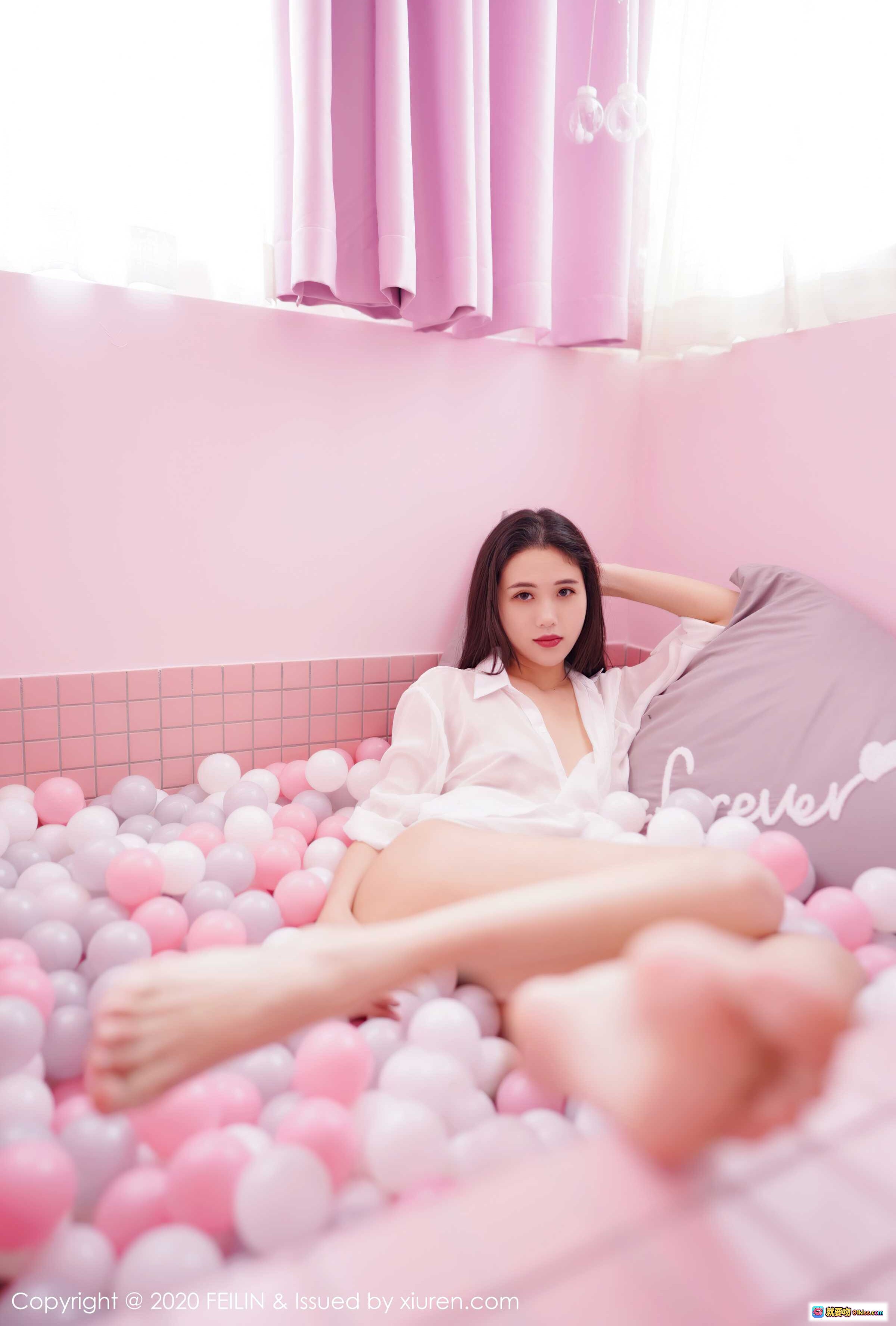 图片[3] - 陈一涵性感写真｜白色透视衬衫搭配黑底白叶床品｜粉色卧室私房美腿特写｜FEILIN Vol.341 2020.09.16 - 就要吻