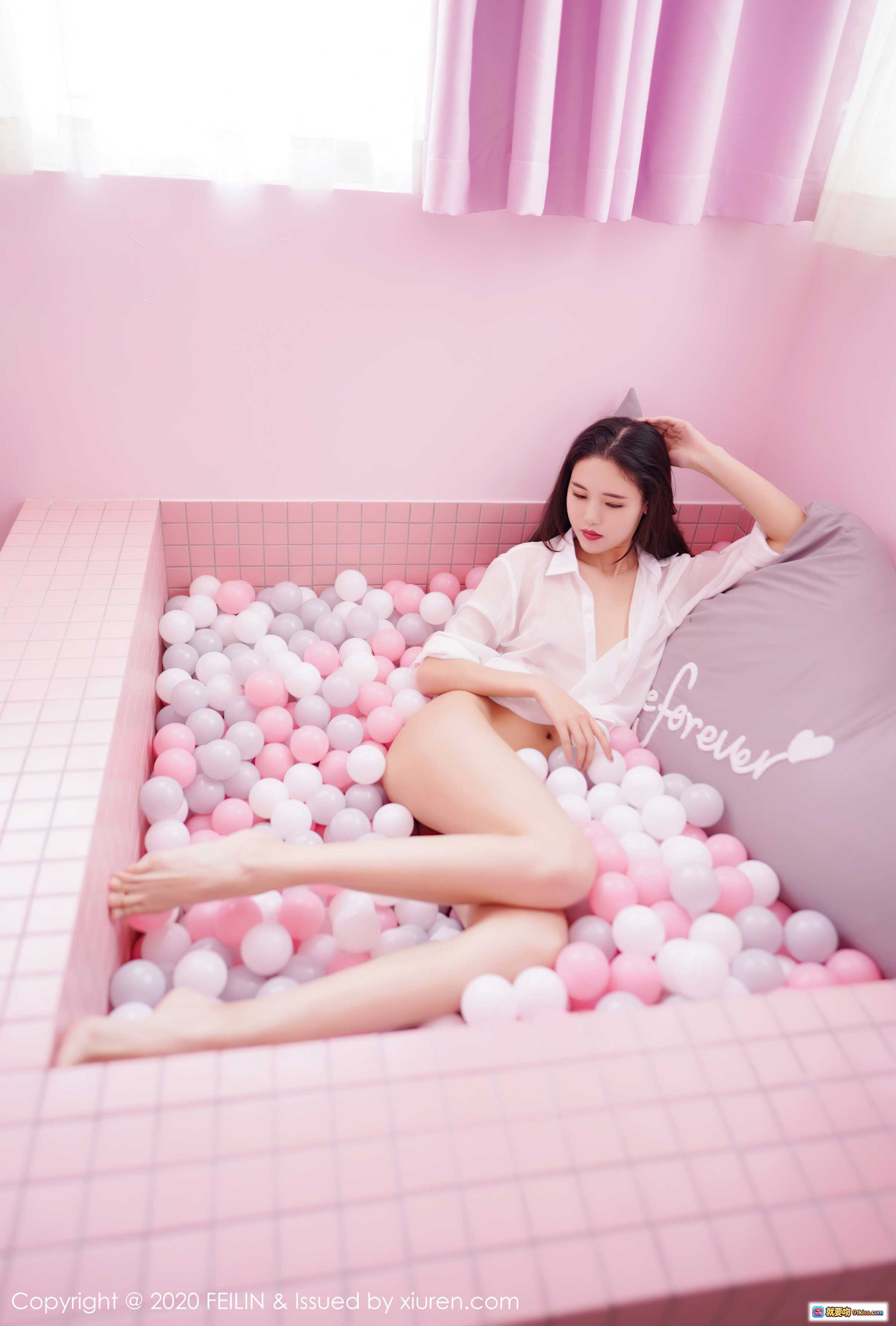 图片[2] - 陈一涵性感写真｜白色透视衬衫搭配黑底白叶床品｜粉色卧室私房美腿特写｜FEILIN Vol.341 2020.09.16 - 就要吻