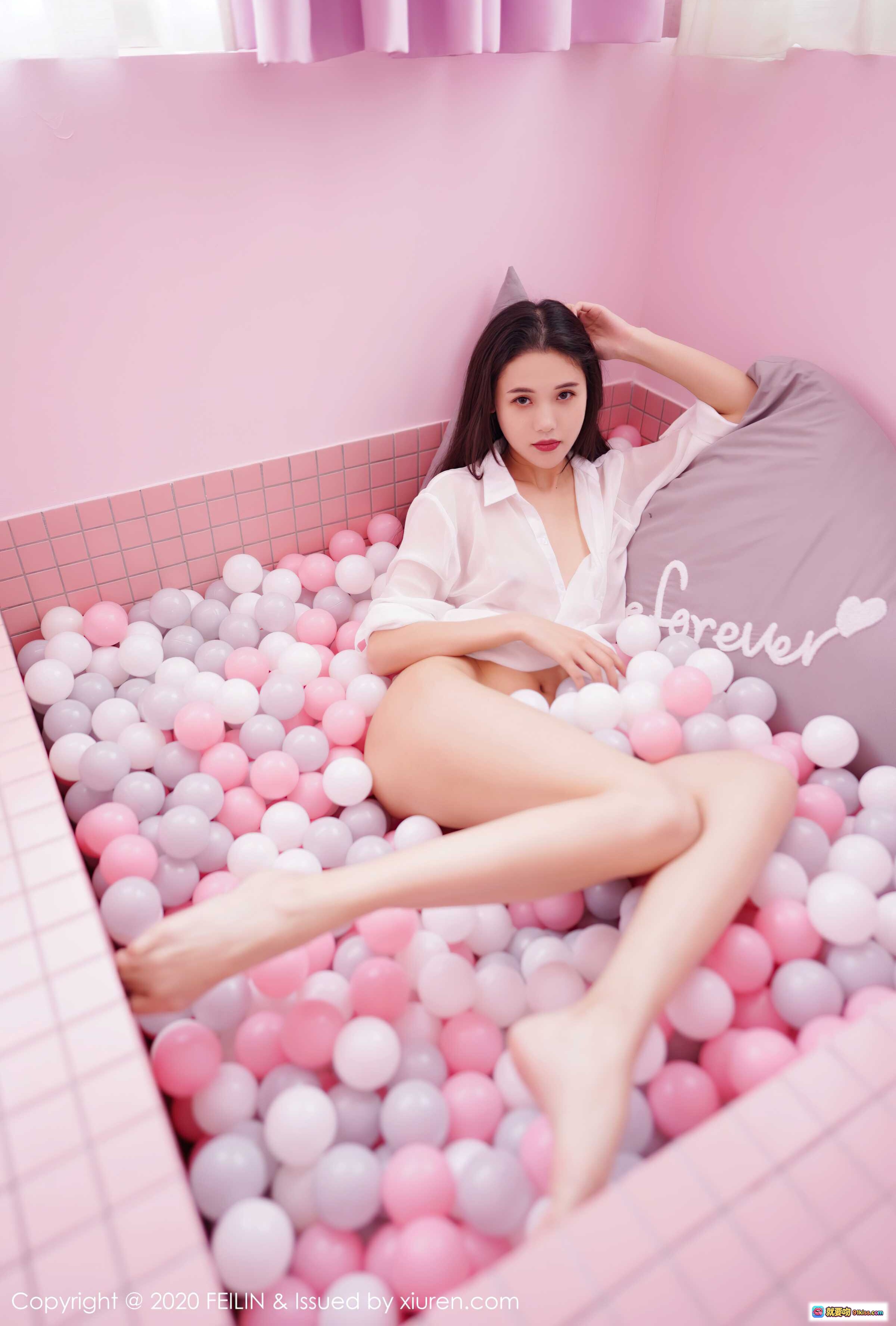 图片[10] - 陈一涵性感写真｜白色透视衬衫搭配黑底白叶床品｜粉色卧室私房美腿特写｜FEILIN Vol.341 2020.09.16 - 就要吻