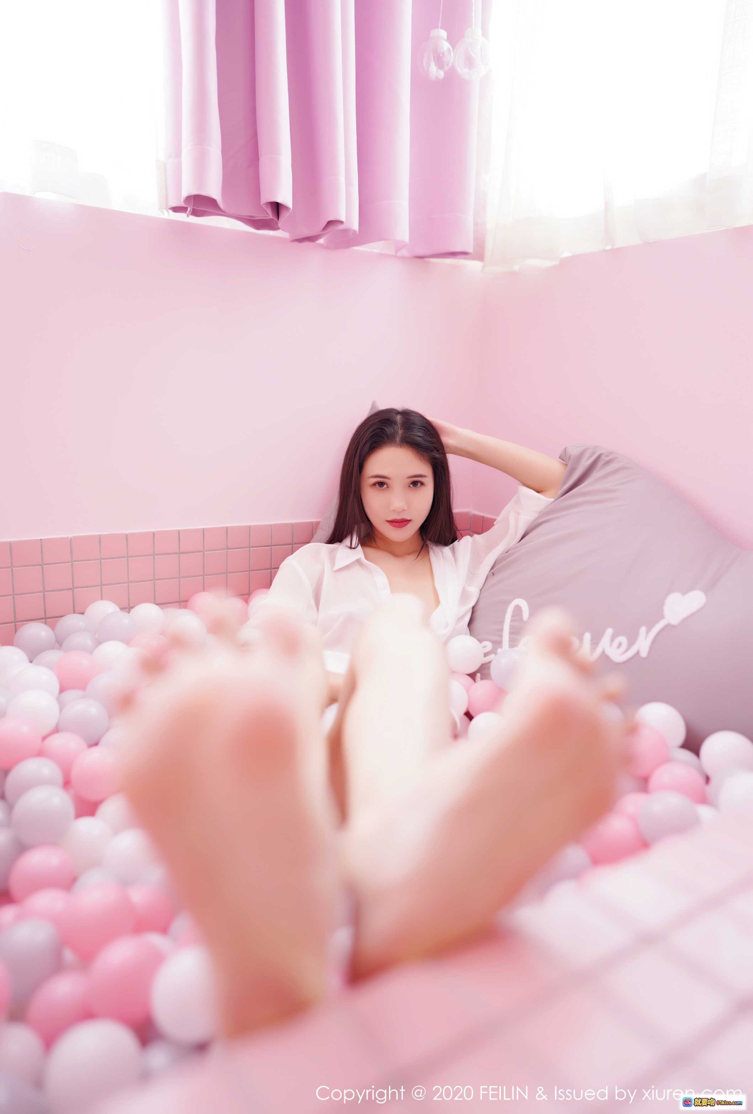 图片[4] - 陈一涵性感写真｜白色透视衬衫搭配黑底白叶床品｜粉色卧室私房美腿特写｜FEILIN Vol.341 2020.09.16 - 就要吻