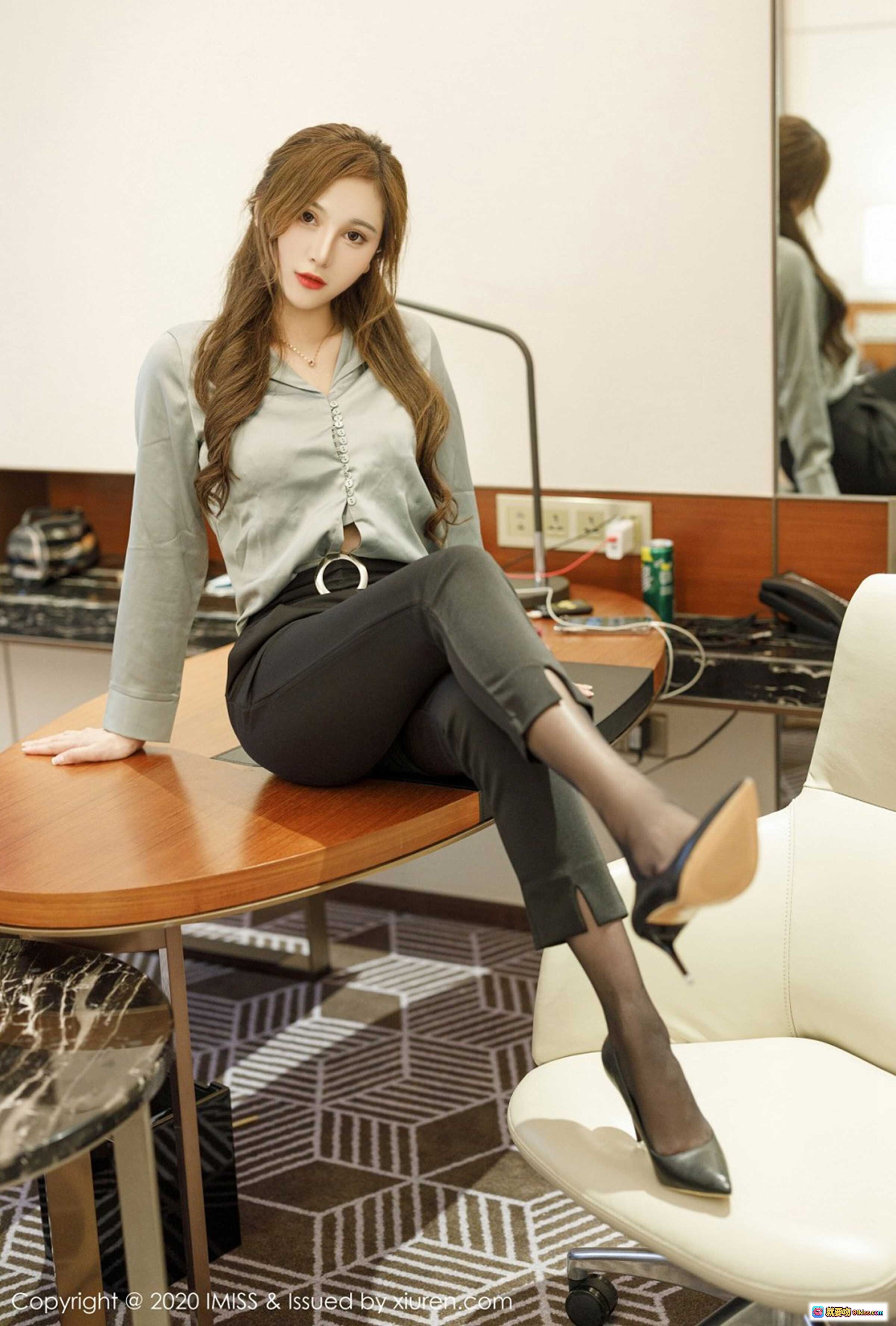 图片[9] - Lavinia肉肉优雅职场风写真｜灰色丝质衬衫+黑色修身裤+高跟鞋｜IMiss 2020 Vol.492 精美室内人像摄影 - 就要吻